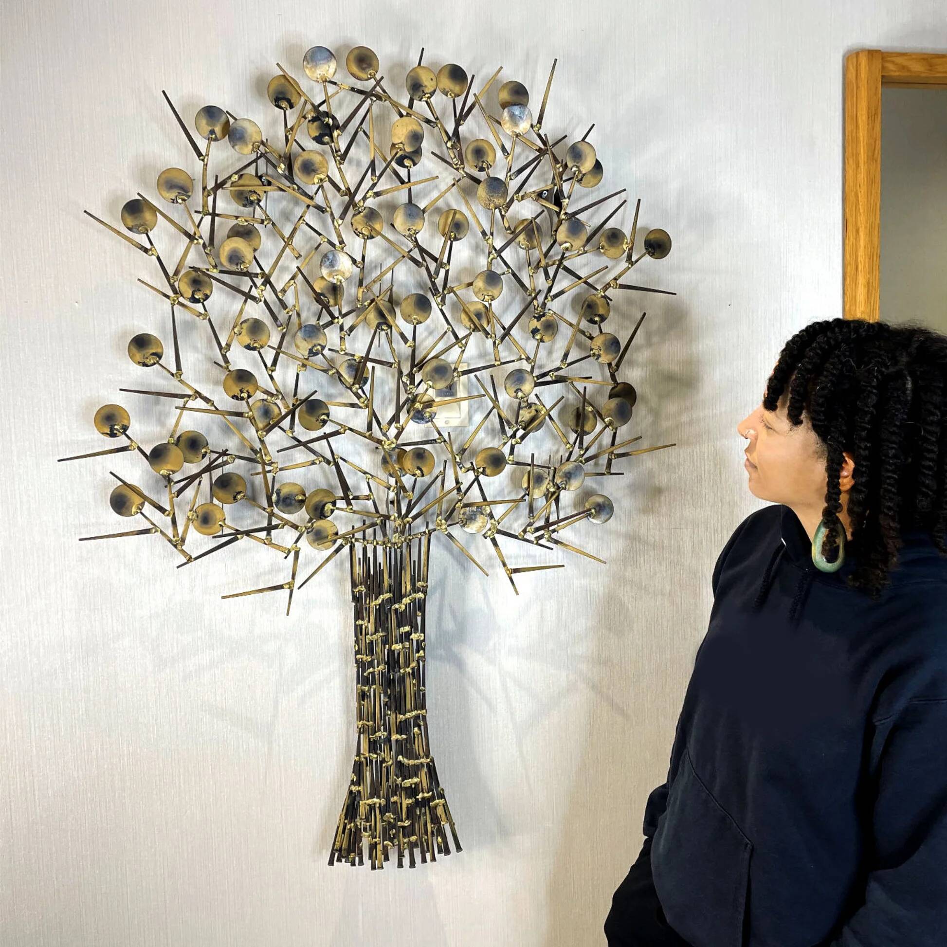 Large Marc crée une sculpture d'arbre en métal découpé au chalumeau de style brutaliste.