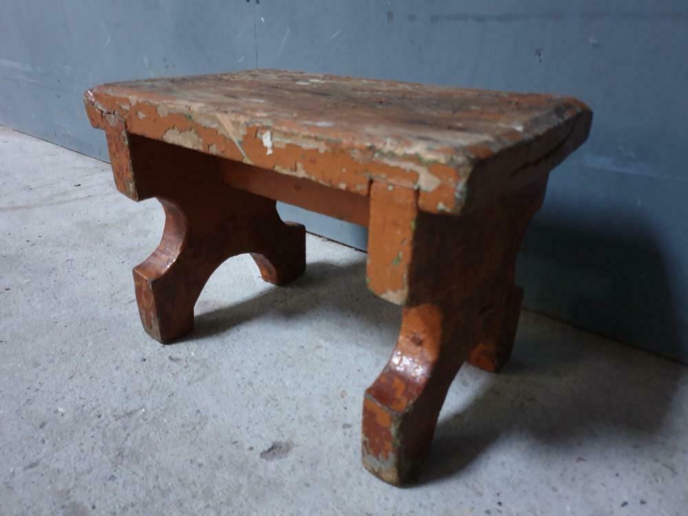 Antique wooden bench, en brun mocca