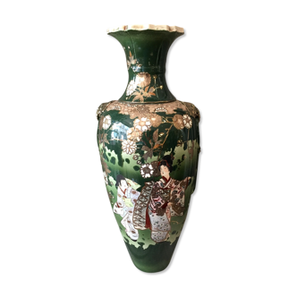 Grand vase en porcelaine asiatique de couleur vert et dore motif geisha
