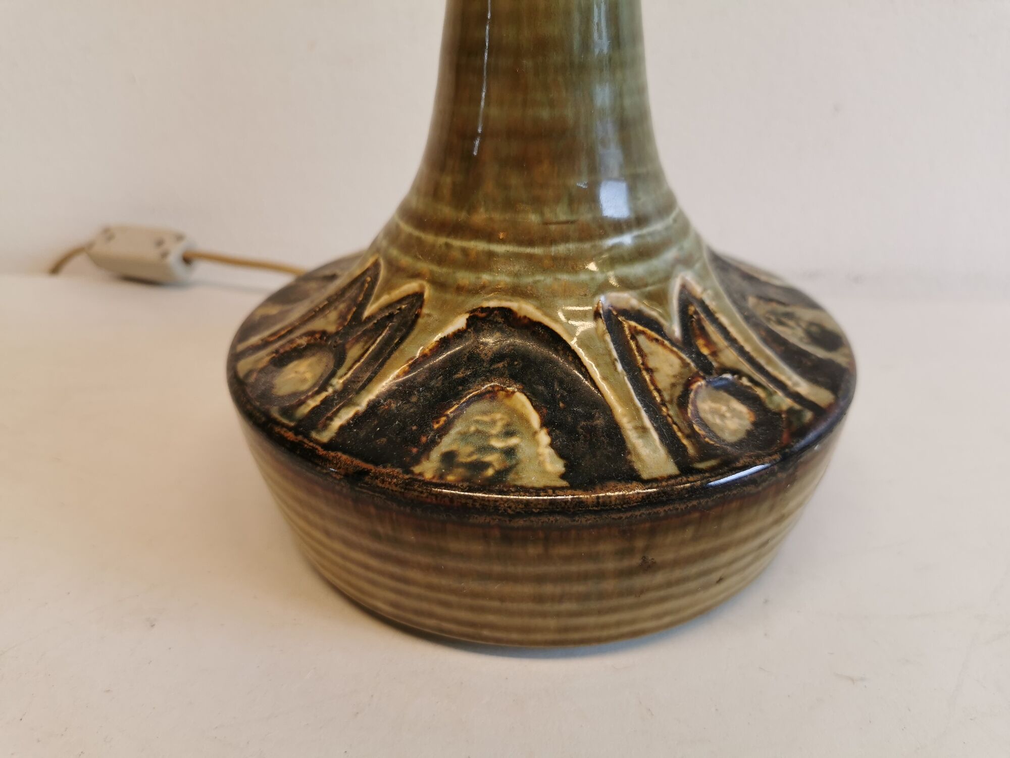 Lampe de table en céramique du danois Søholm dans de belles couleurs beige, vert et or.