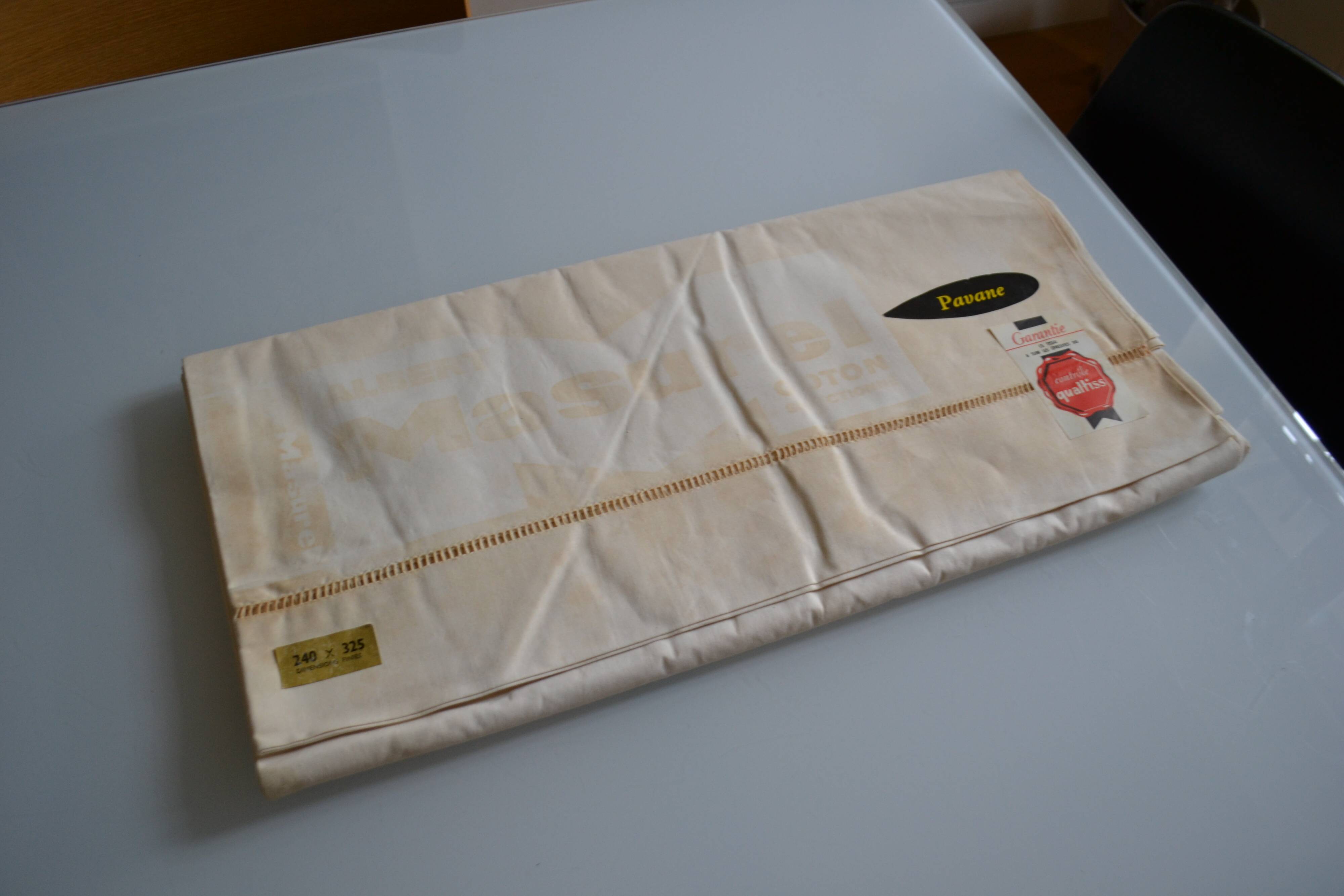 Antique linen sheet with Venetian scalloped edge, 240 x 325 cm, New Old Stock