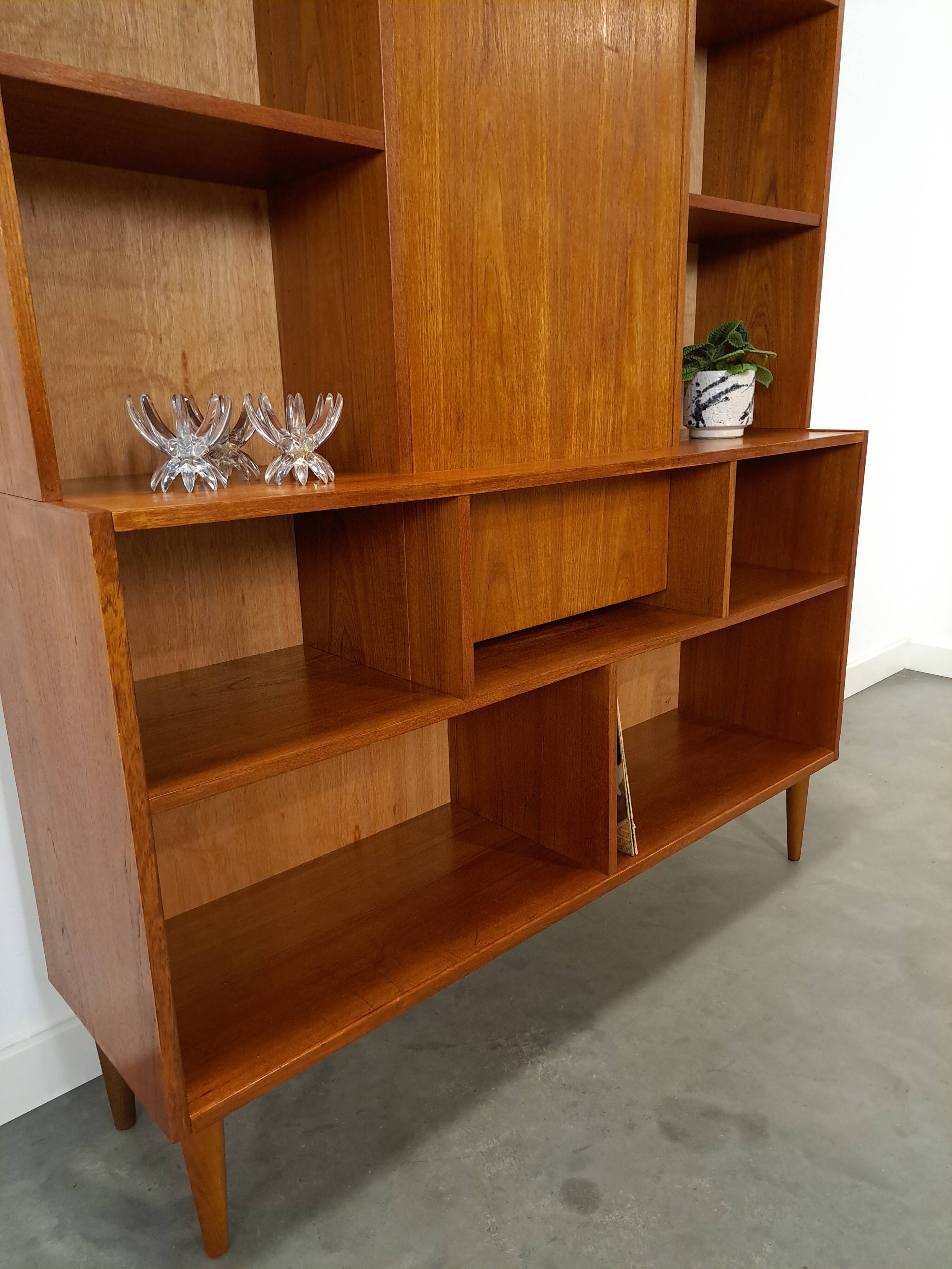Deens hoge teak vakkenkast met bar vintage wandkast
