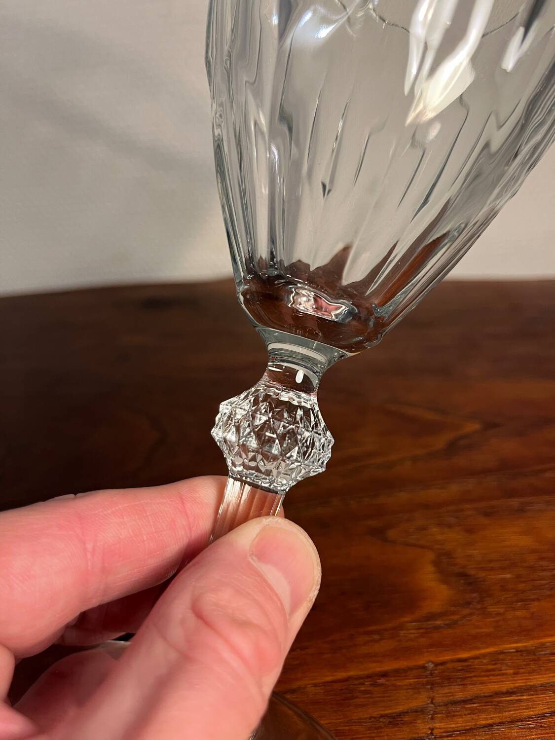 Wine water stemmed glass with chiseled decoration