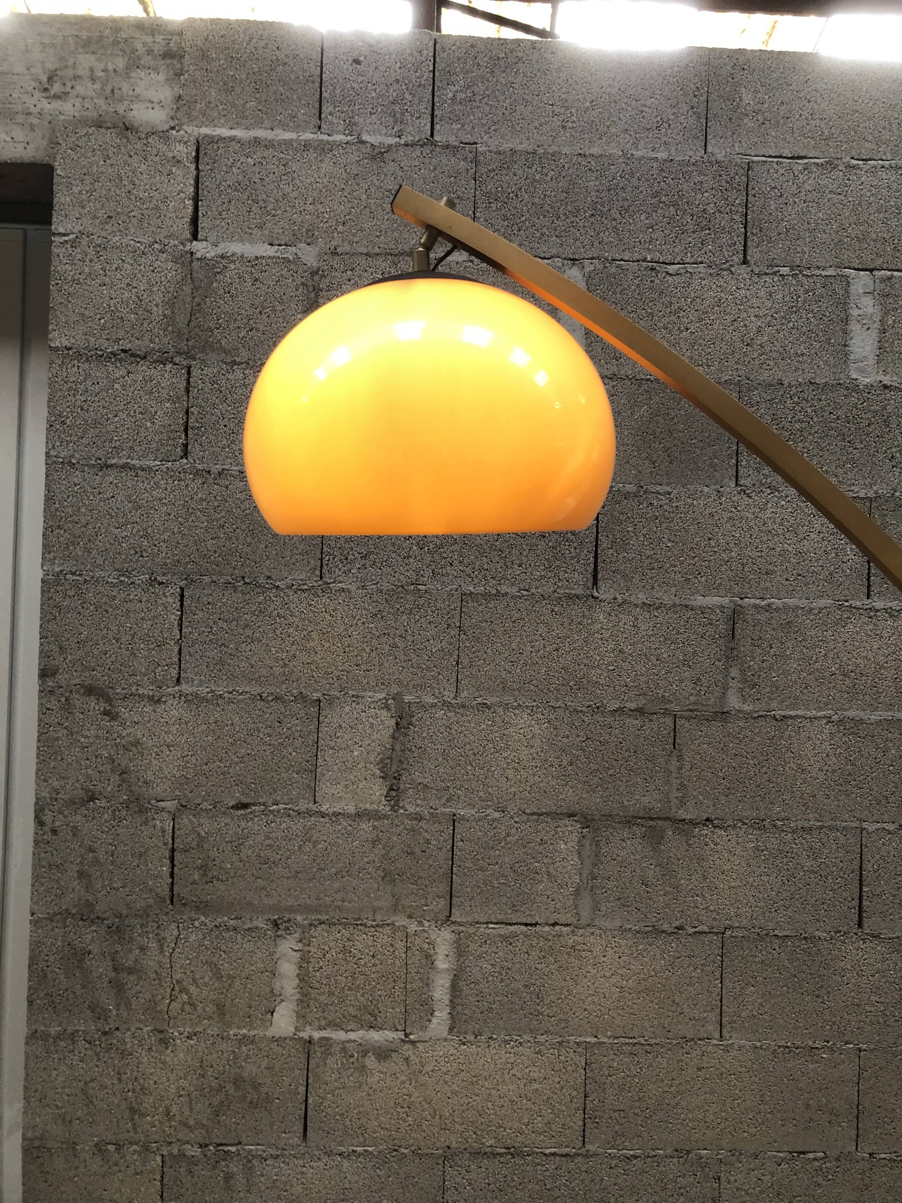 Lampadaire arc doré design des années 70