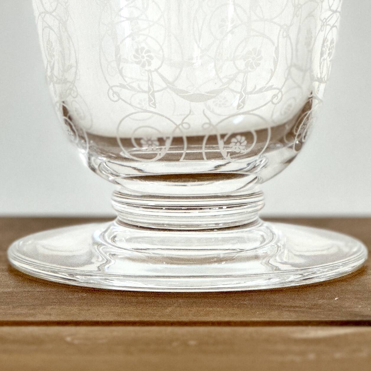 BACCARAT crystal tulip vase with engraved arabesque decoration - Signed