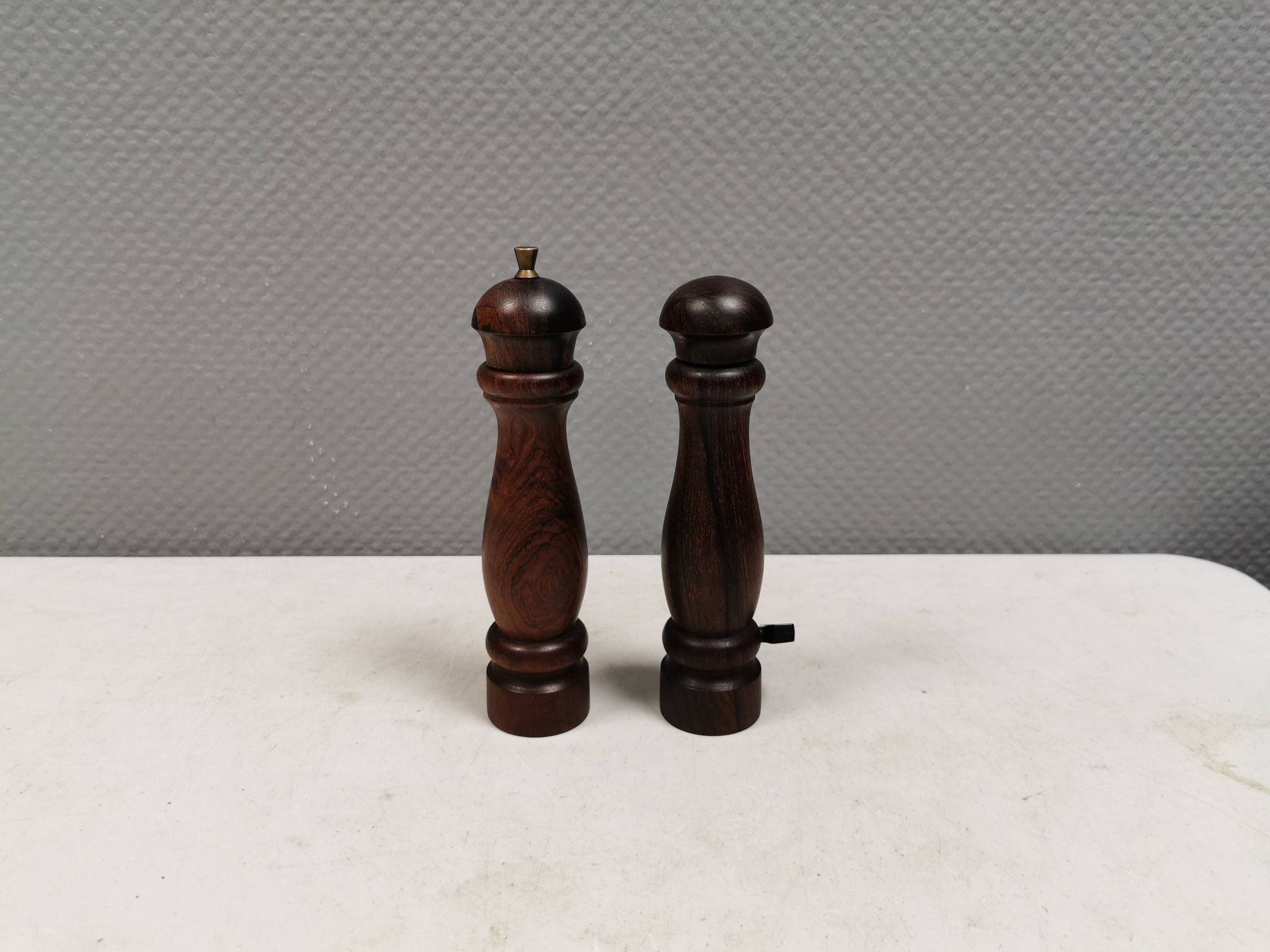 Salière et poivrière en bois de rose, Danemark 1960-70.