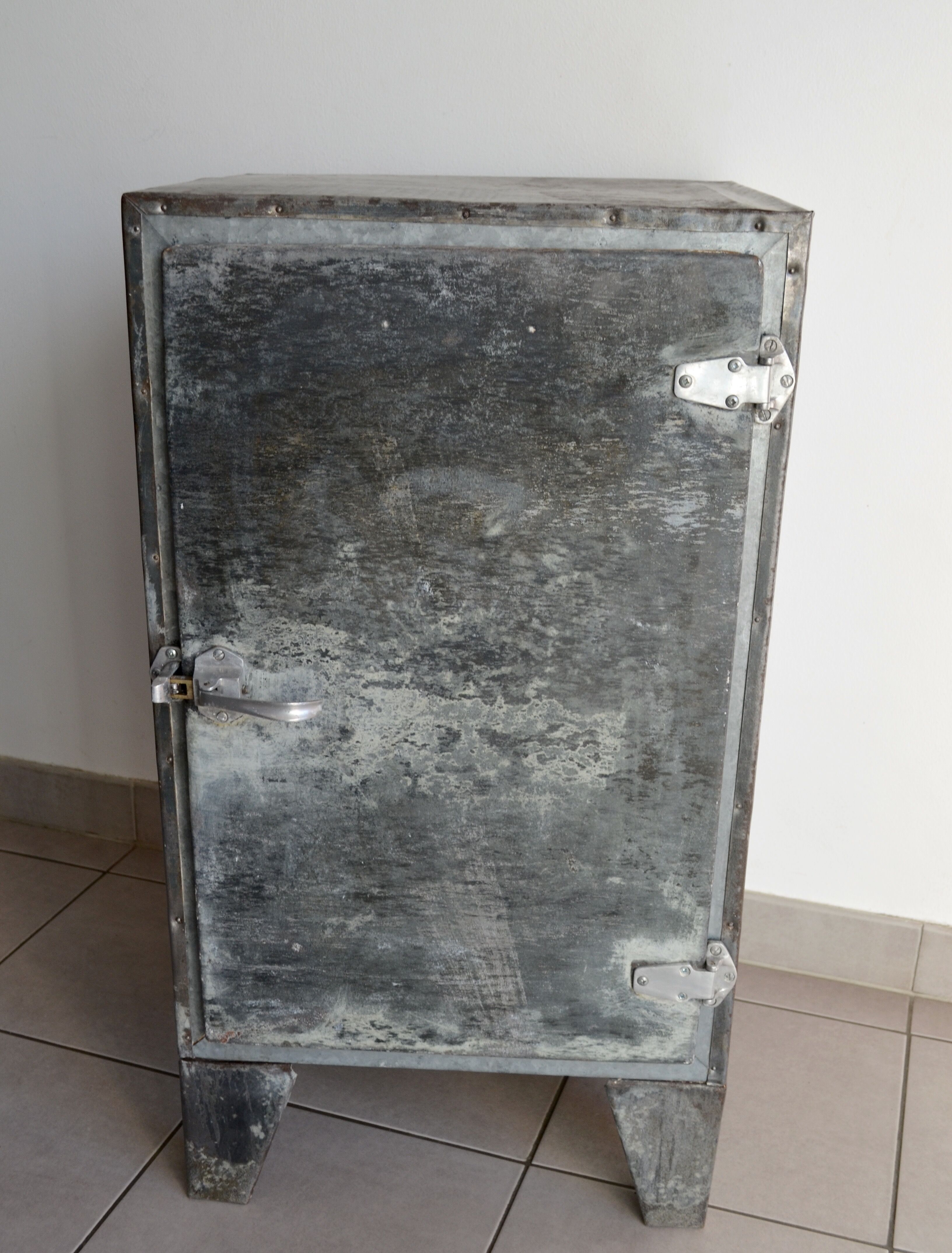 Ancien meuble glacière en zinc