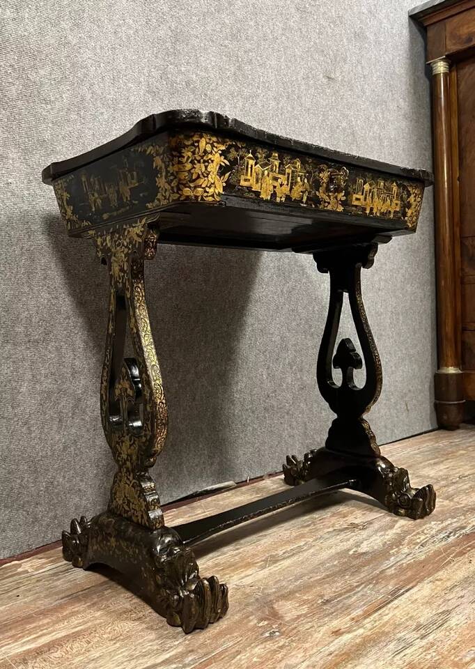 Lacquered work table, blackened wood decorated with Chinese scenes, Napoleon III period circa 1850