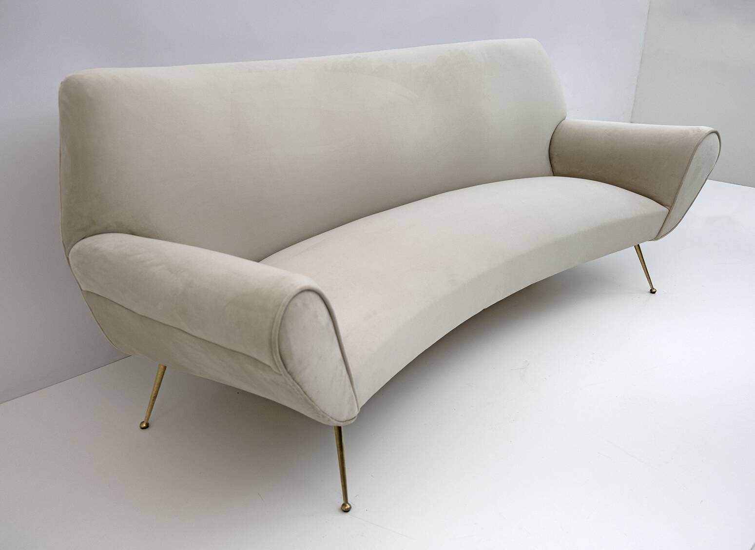 Gigi Radice Mid-Century Modern Italian Velvet Curved Sofa for Minotti, 1950