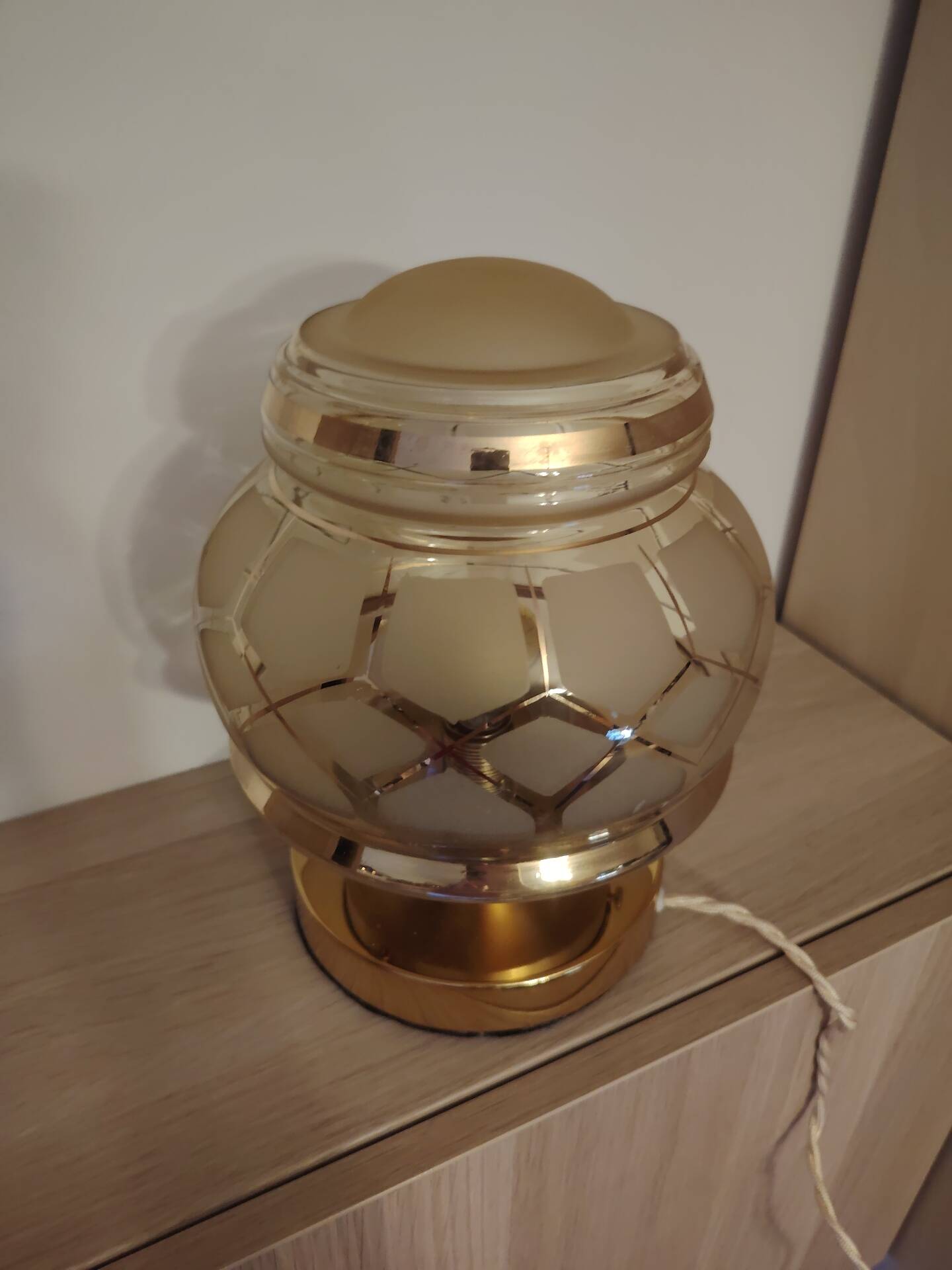 Gold table lamp in Art Deco glasswork