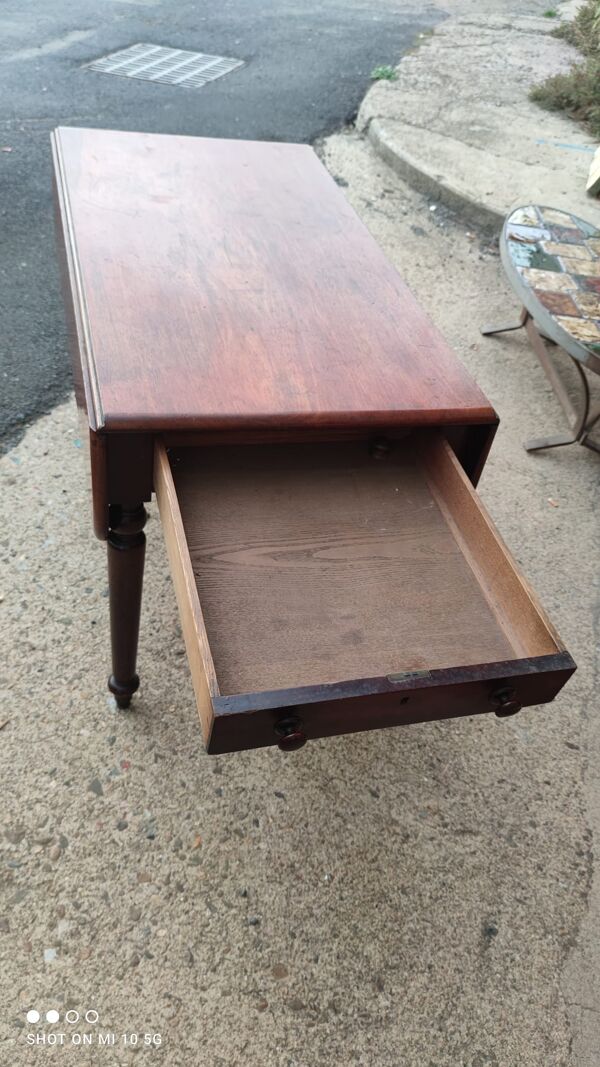 Table à oreilles anglaise datant du milieu du XIX siècle