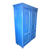 Armoire double en bois peint bleu moyen, portes à motifs floraux peints à la main