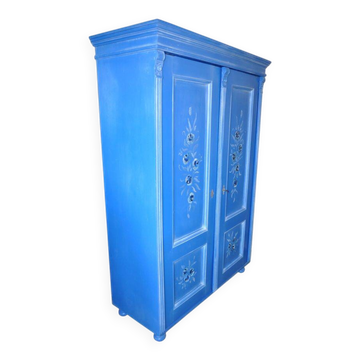 Armoire double en bois peint bleu moyen, portes à motifs floraux peints à la main