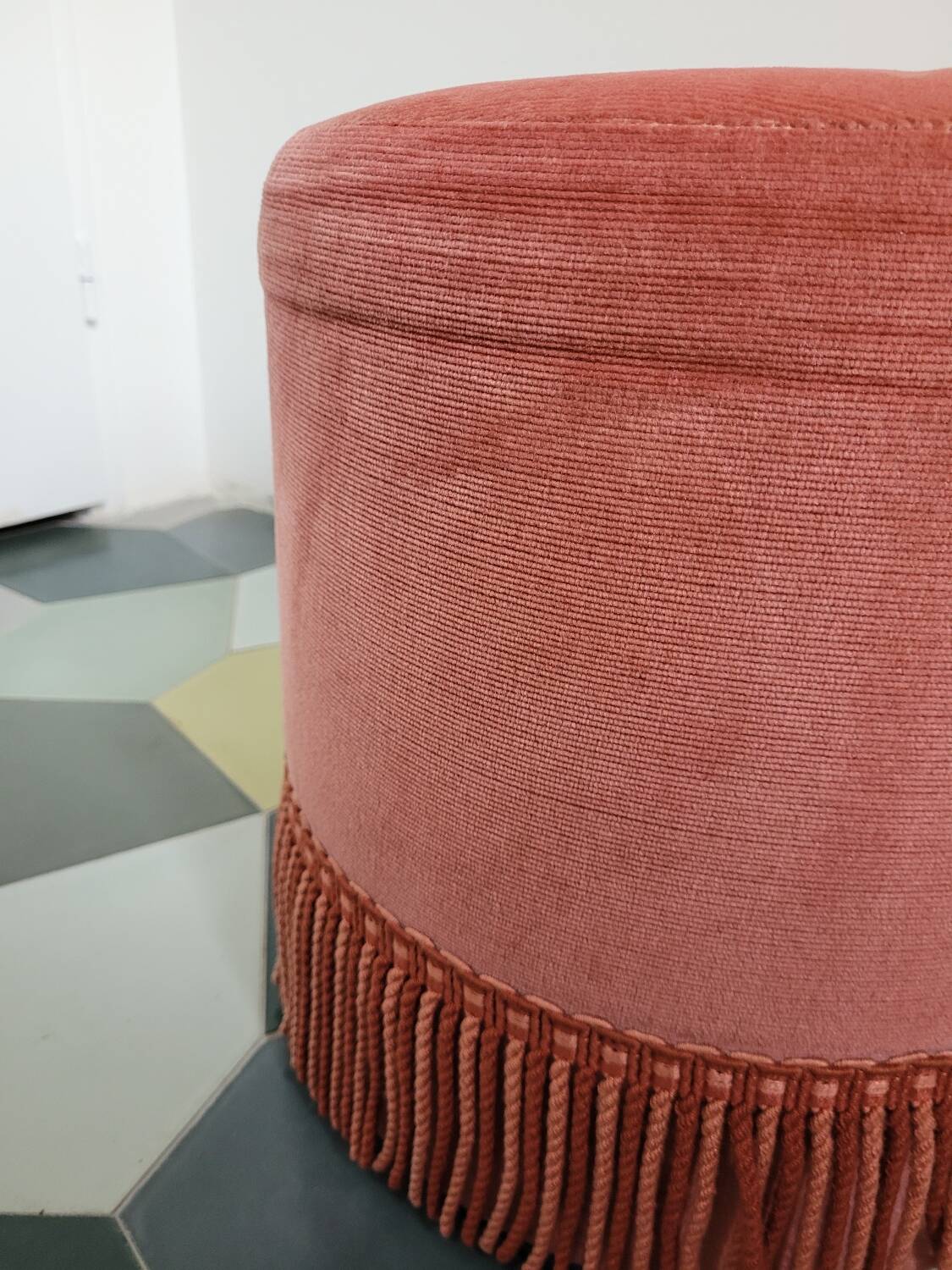 Pink velvet toad armchair with footrest