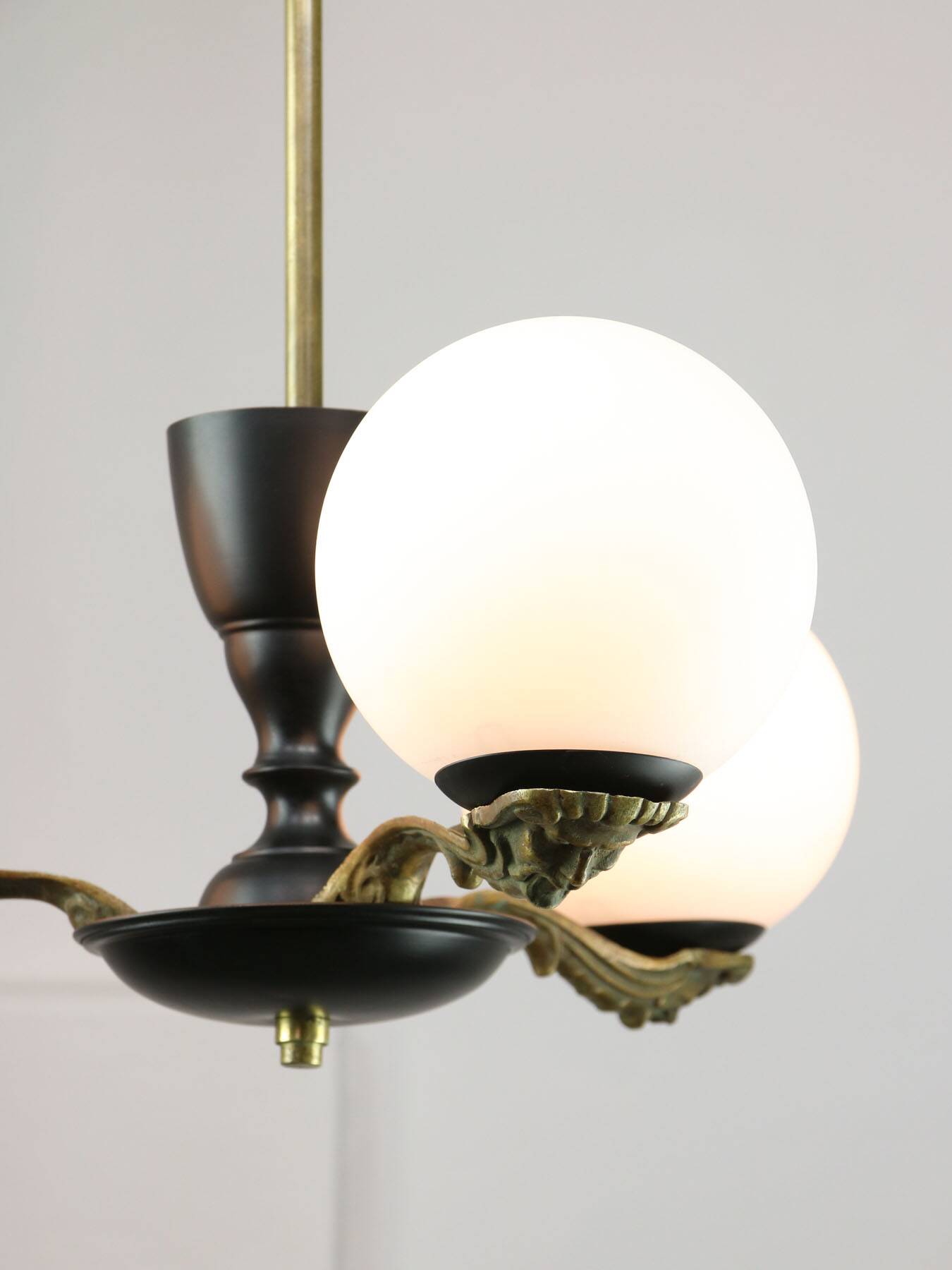 Lustre Art Déco en laiton et opaline, 1930