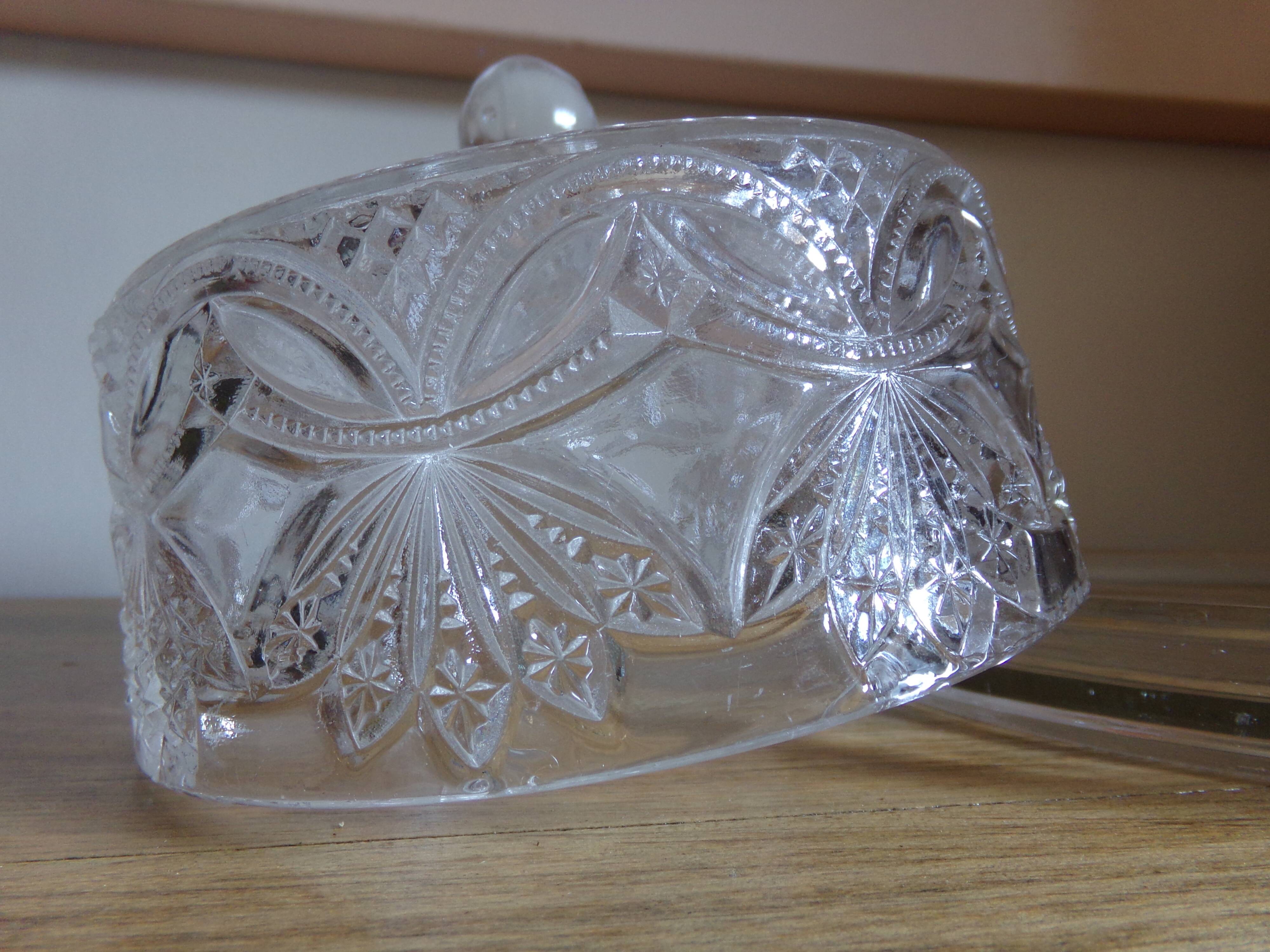 Cloche en verre ciselé et son plat