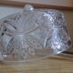Cloche en verre ciselé et son plat