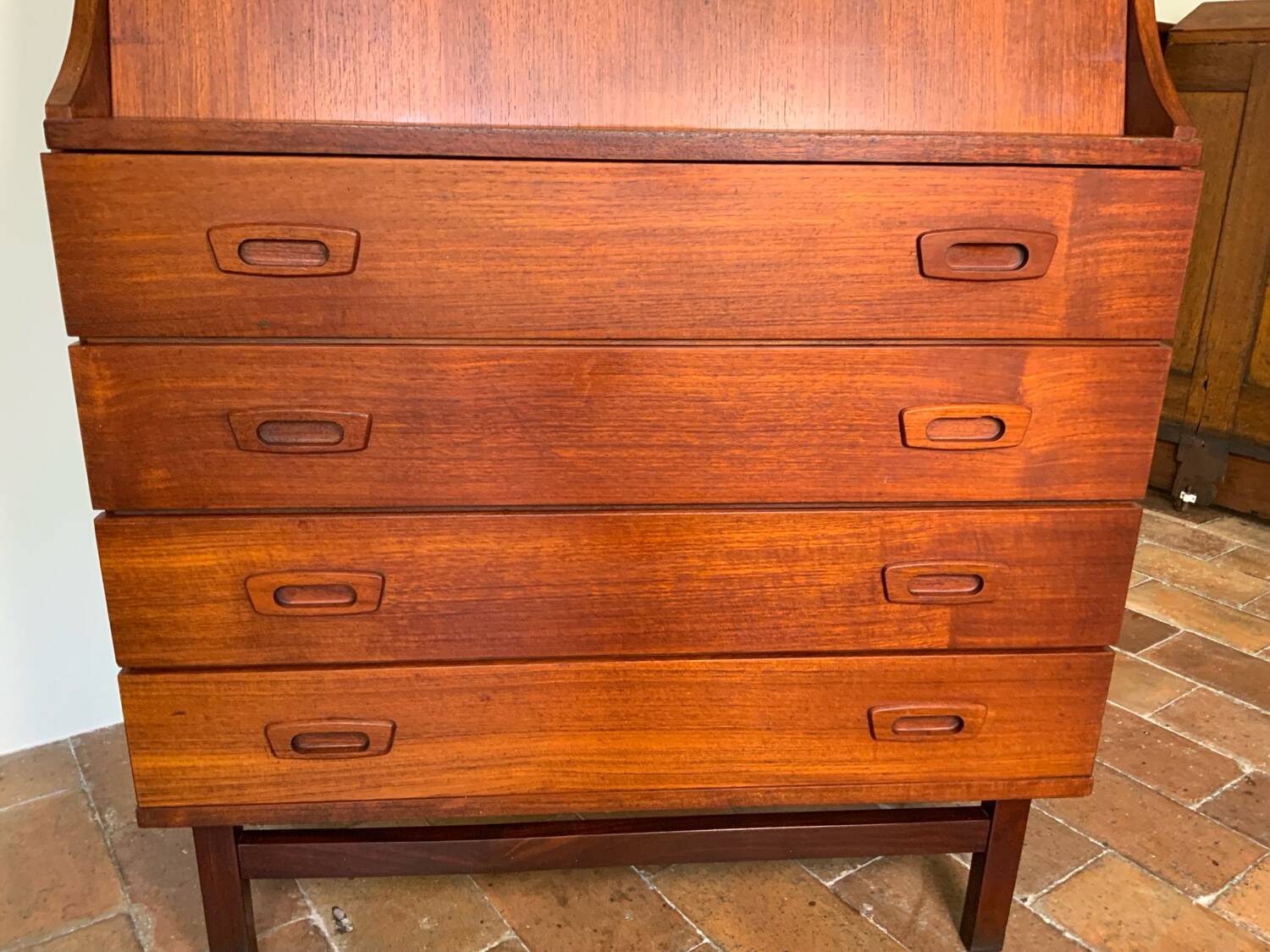 Scandinavian secretary