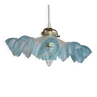 Suspension lampshade with scalloped edges in blue and its interior decoration.