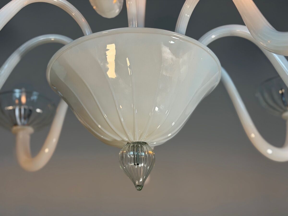 Venetian chandelier in white and colourless Murano glass, circa 1990.