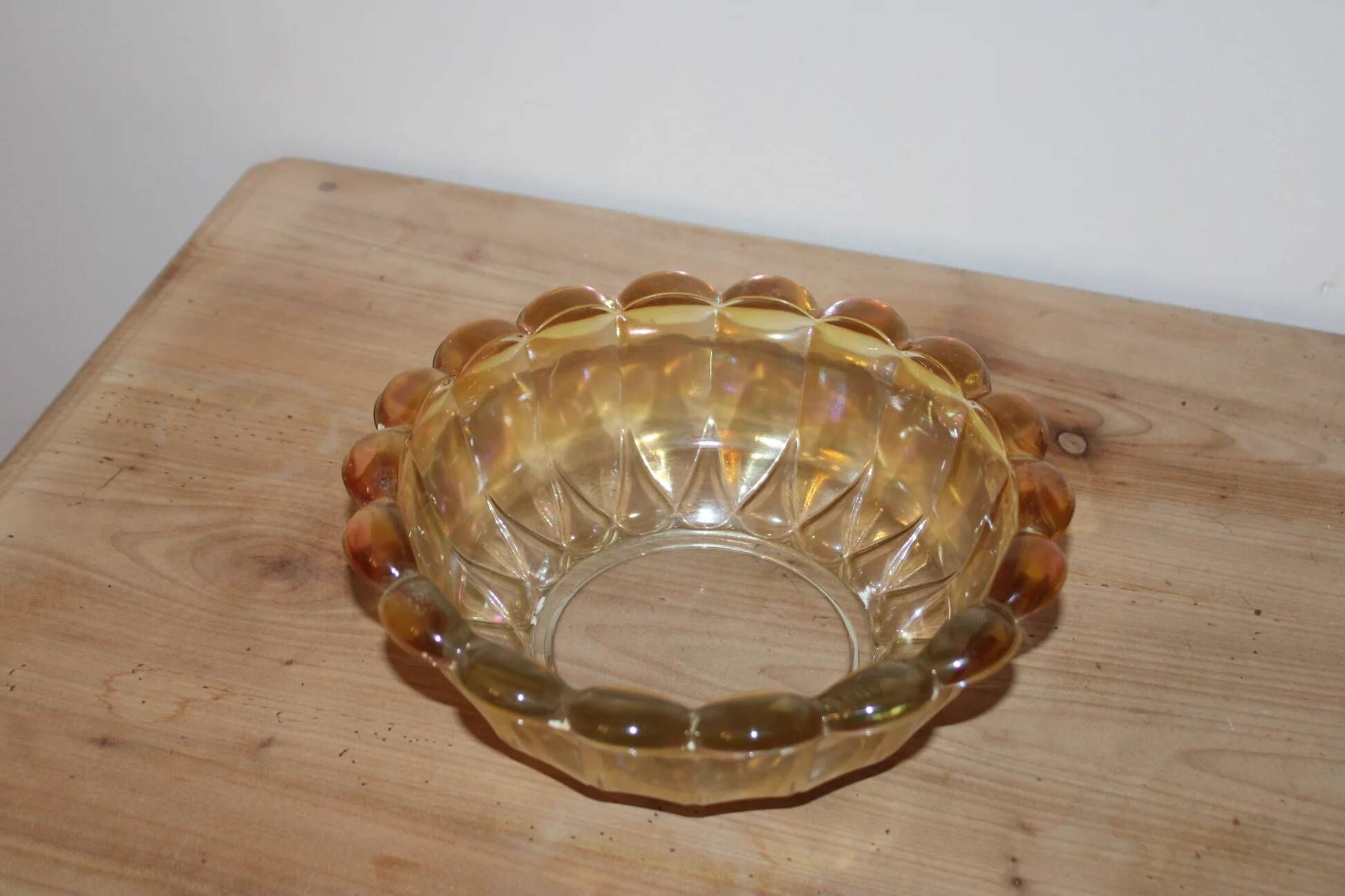 Large vintage iridescent amber glass bowl – Scalloped edge – Ø 23 cm