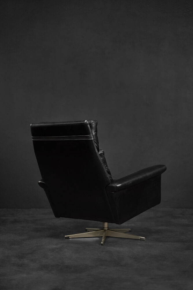 Mid-century danish modern minimalist black leather swivel armchair by georg thams, 1960s