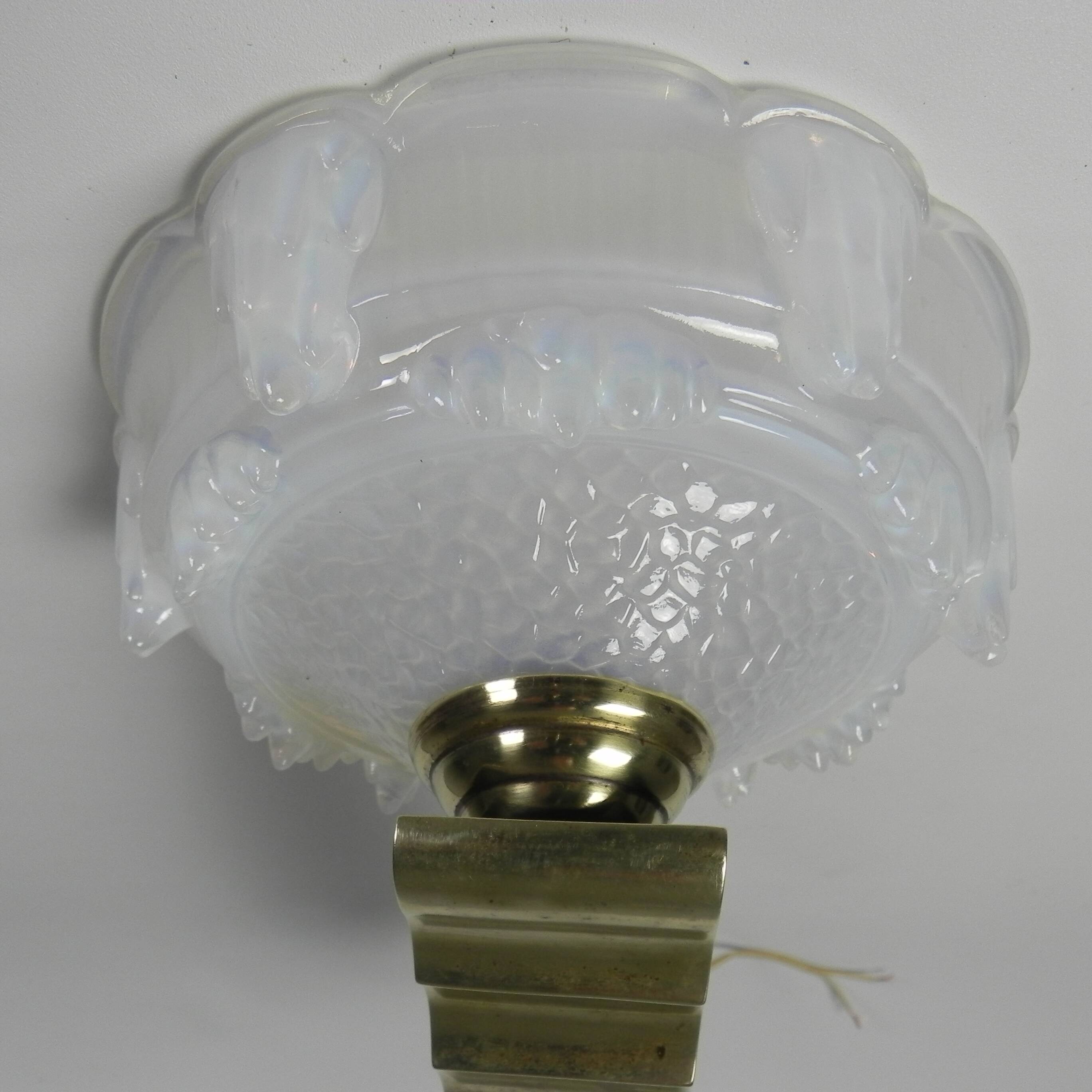 Art Deco wall lamp in opalescent glass, 1930s