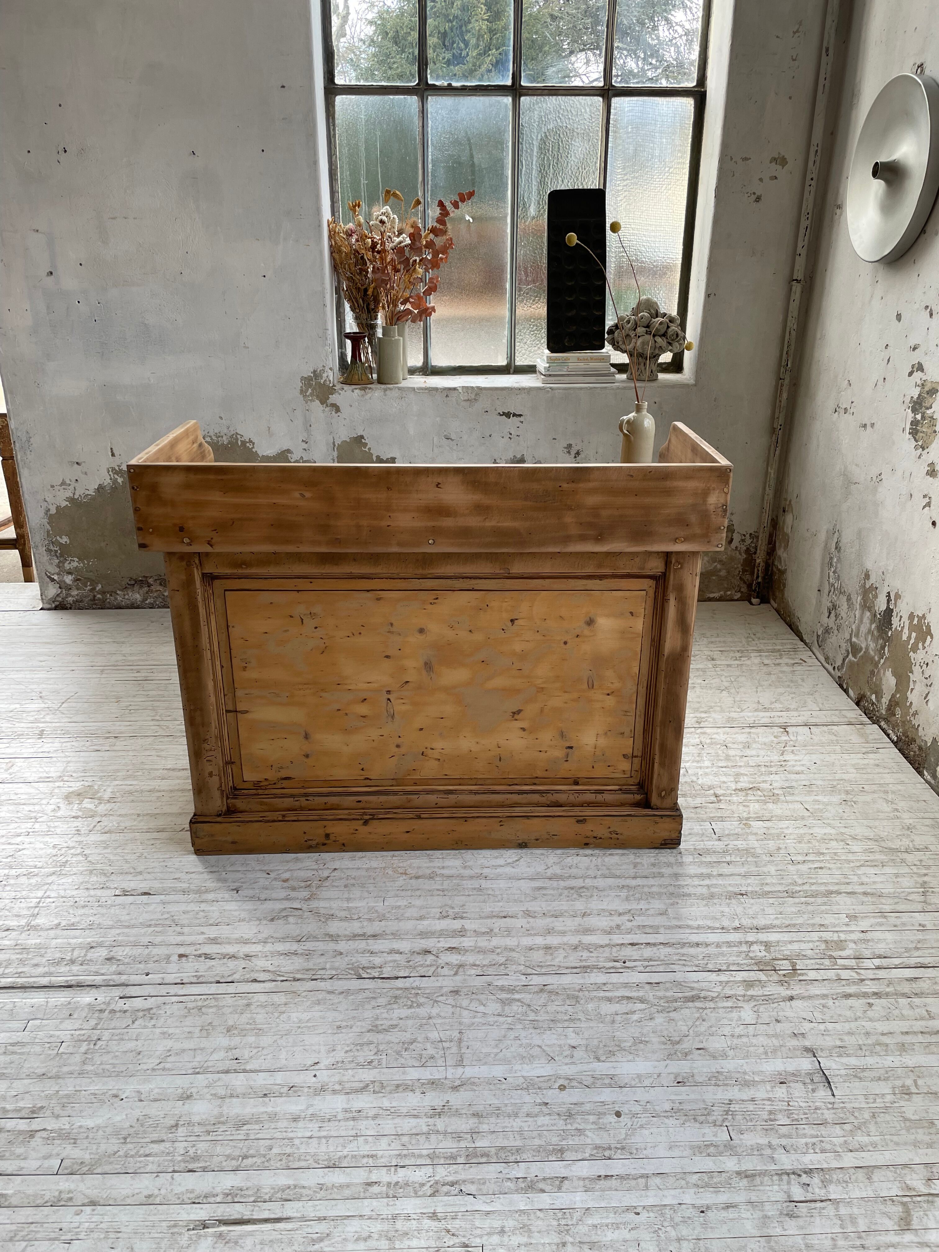 Trading counter central island pine