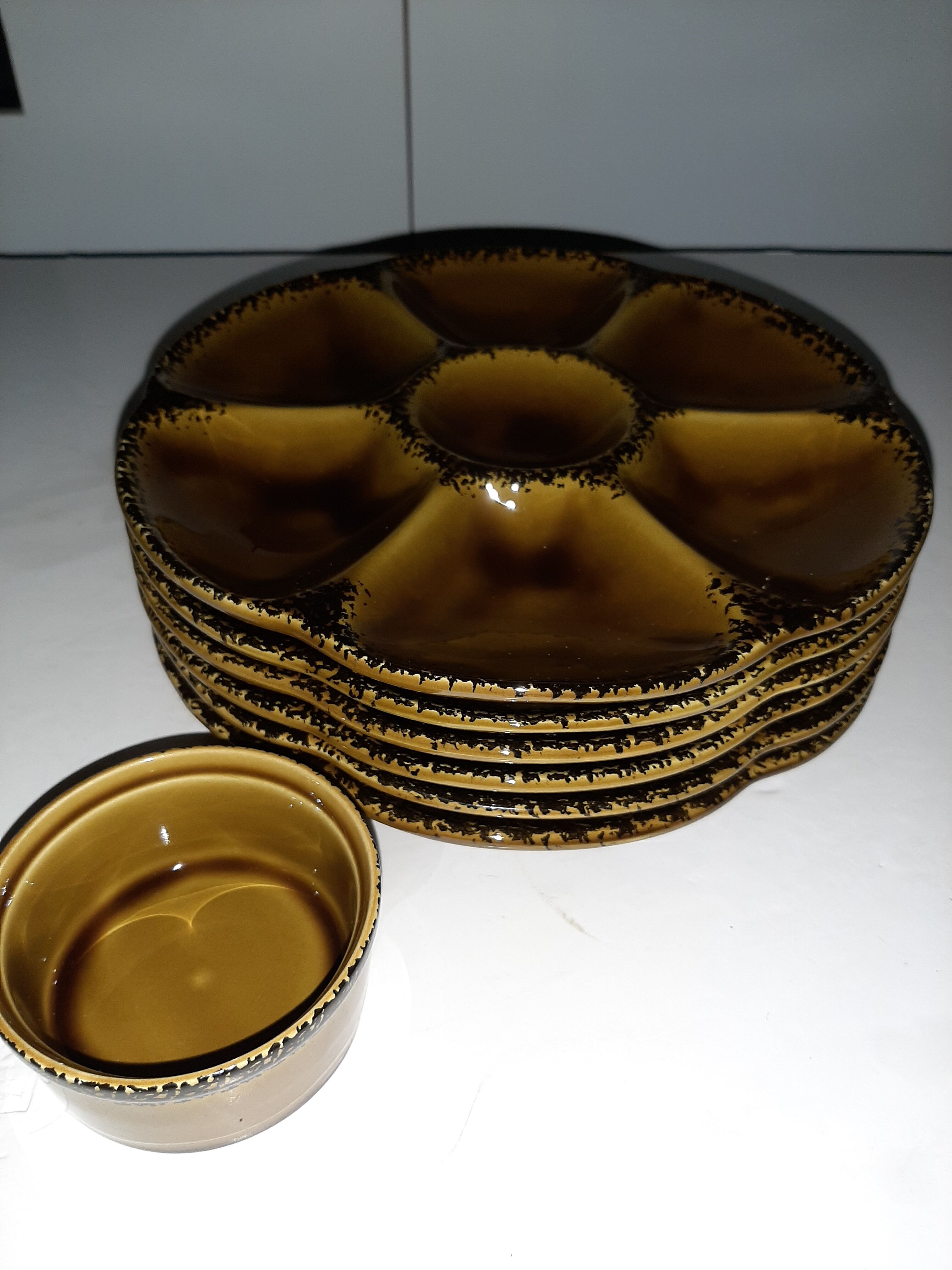 6 Gien oyster plates and barbotine ramekin
