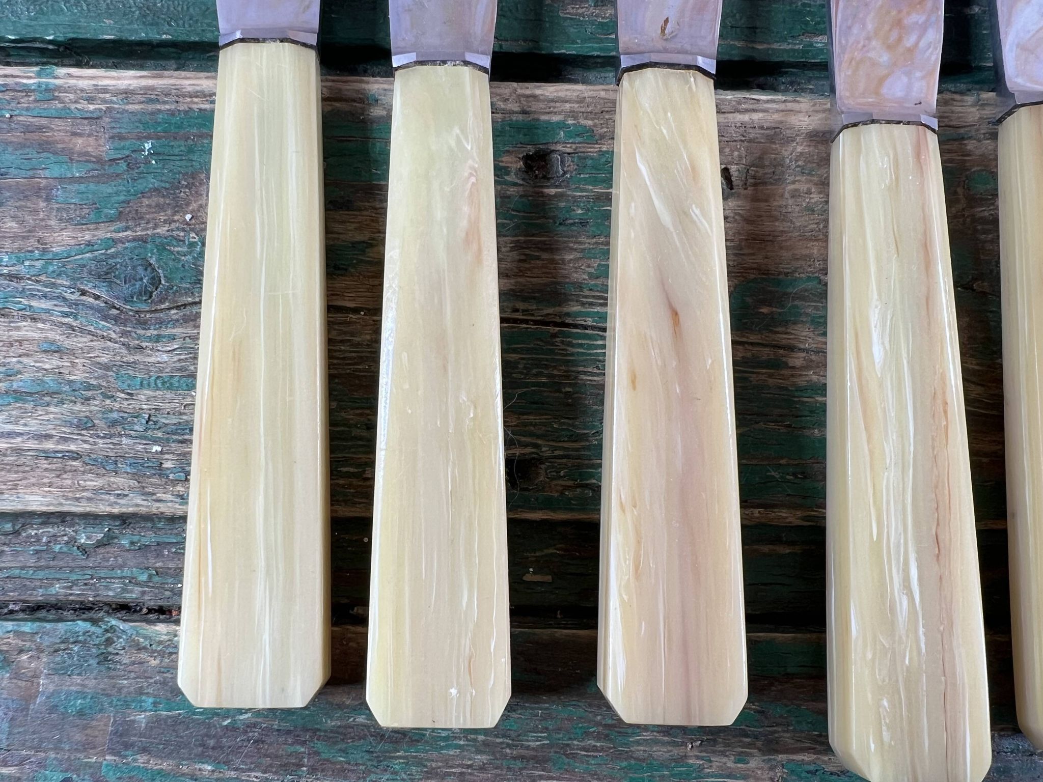 Set of 12 vintage table knives – Marbled Bakelite handles – 1930s