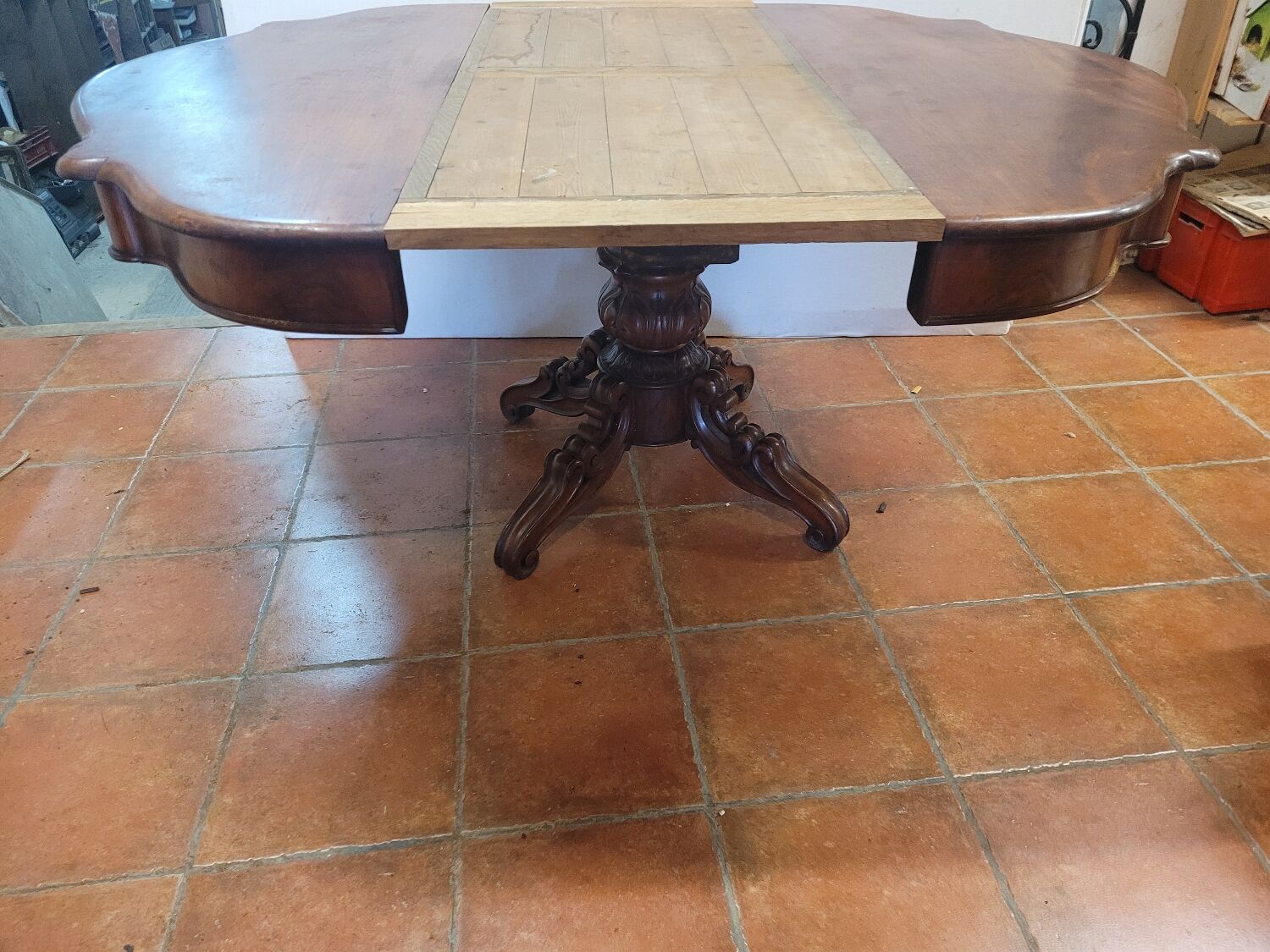 Mahogany gueridon with 1 extension cord