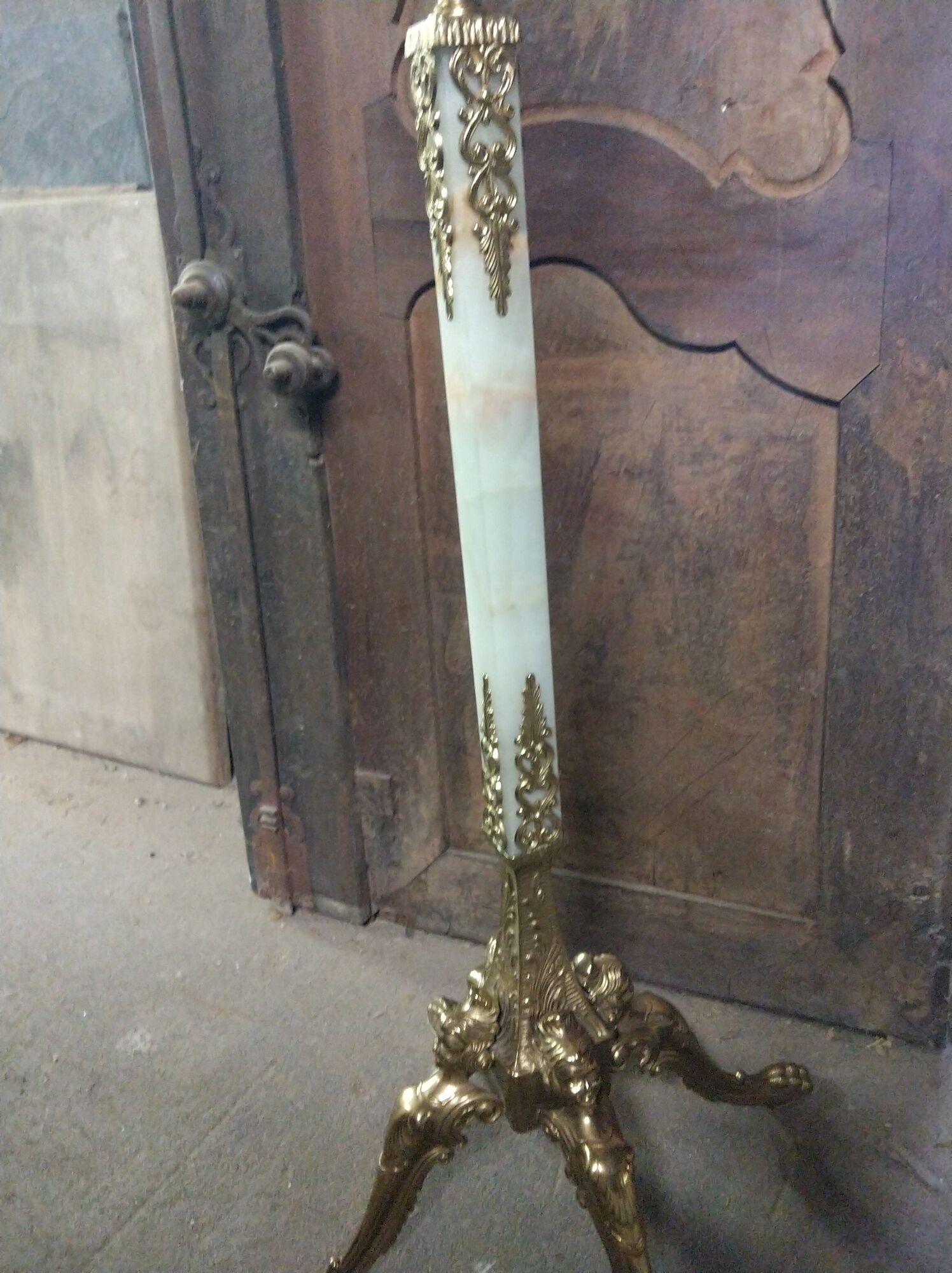 Coat holder on onyx and gold metal foot