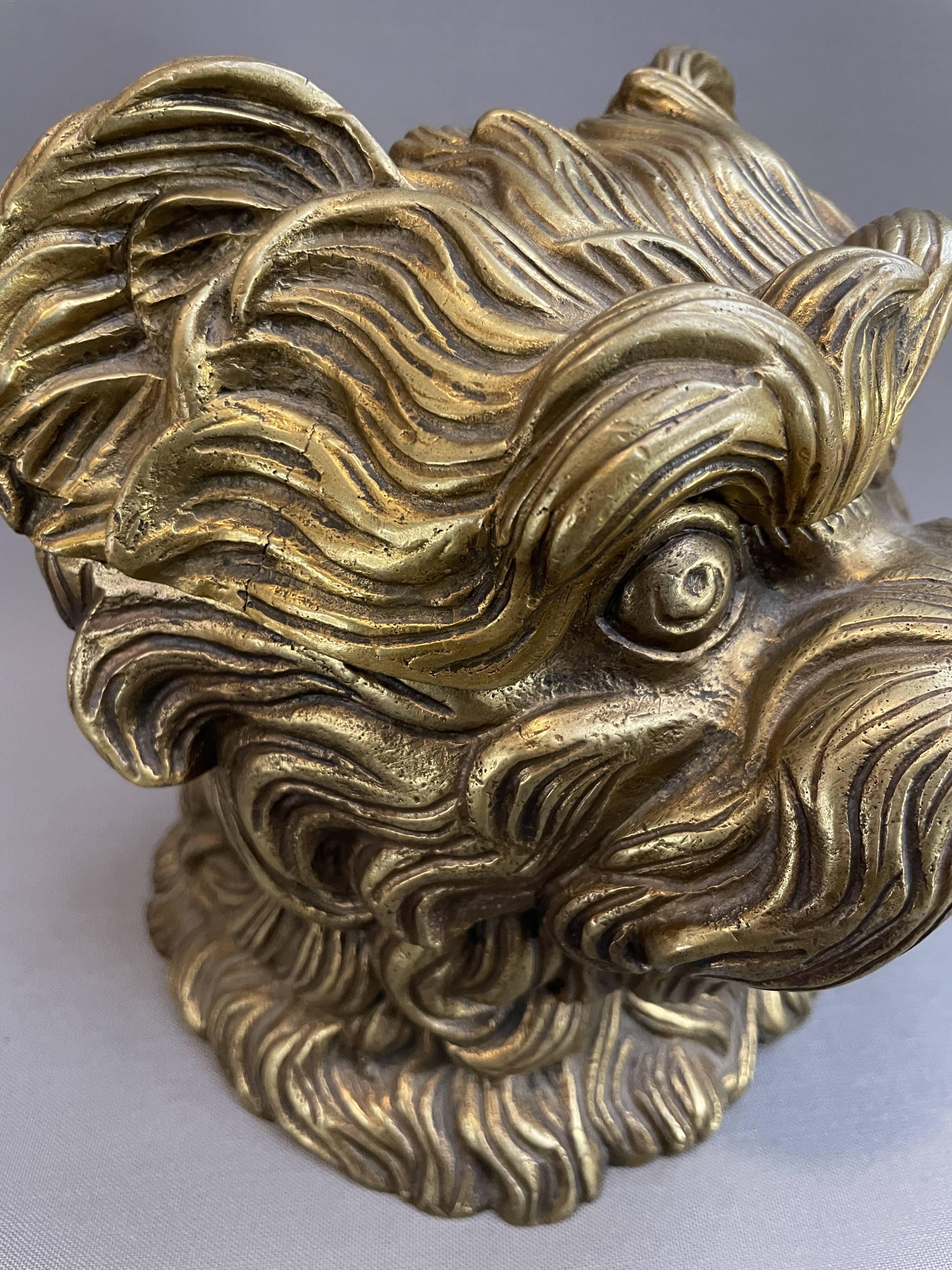 Pot à tabac en bronze en forme de tête de chien, vers 1900