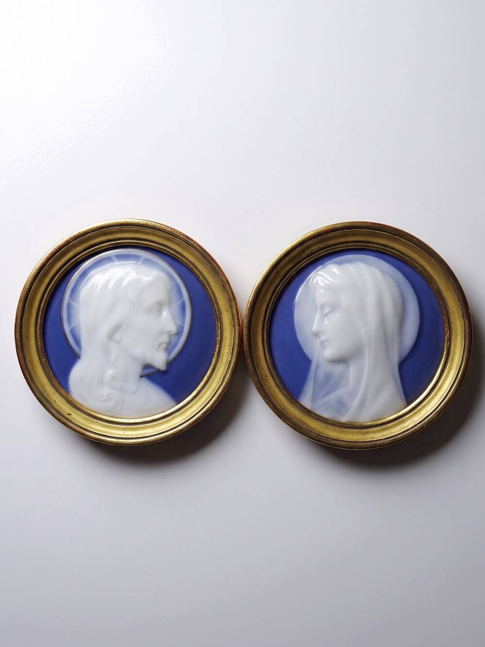 Pair of religious medallions in Limoges porcelain, circa 1900-1930.