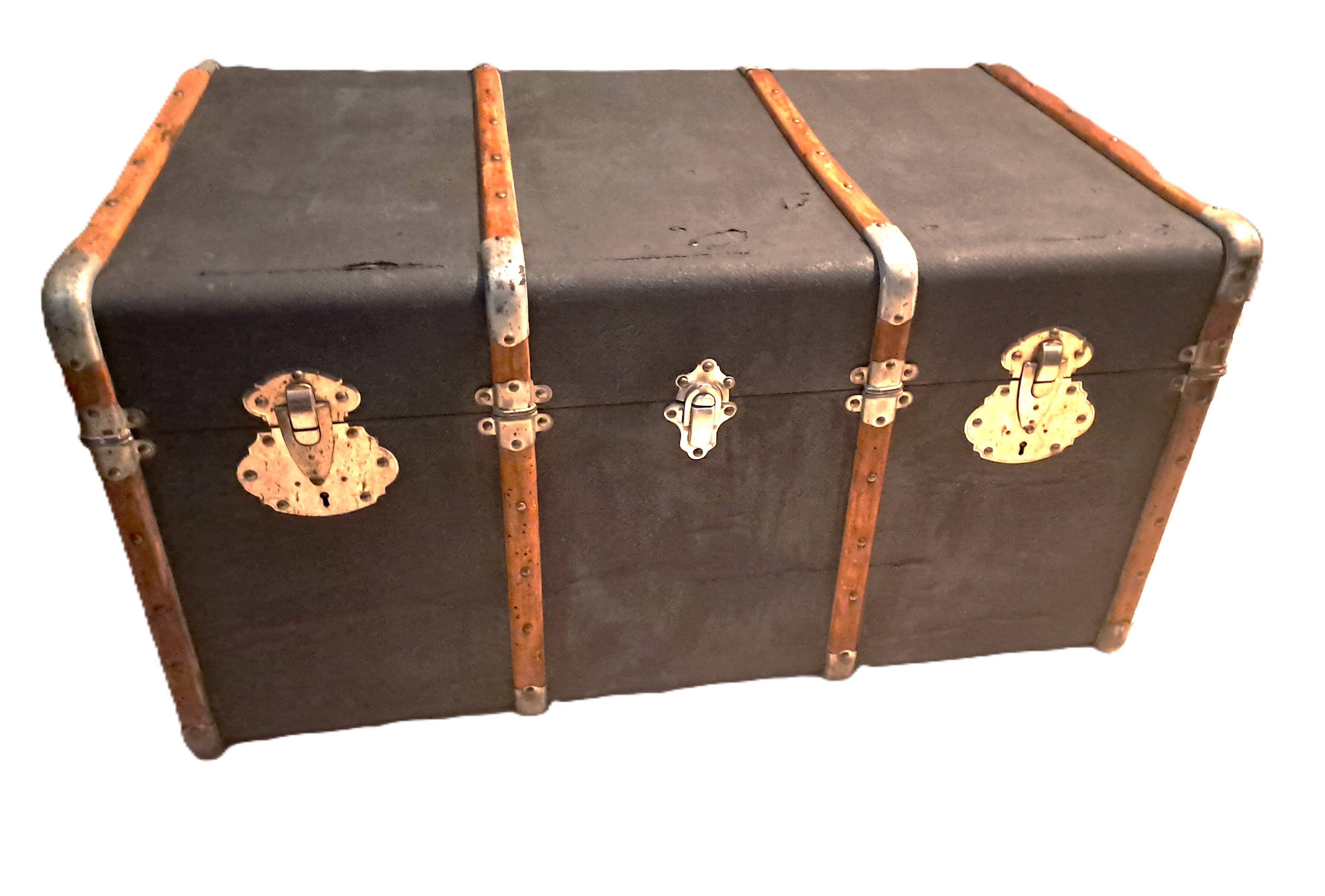 Antique vintage wooden travel trunk dating from the 1880s/1920s