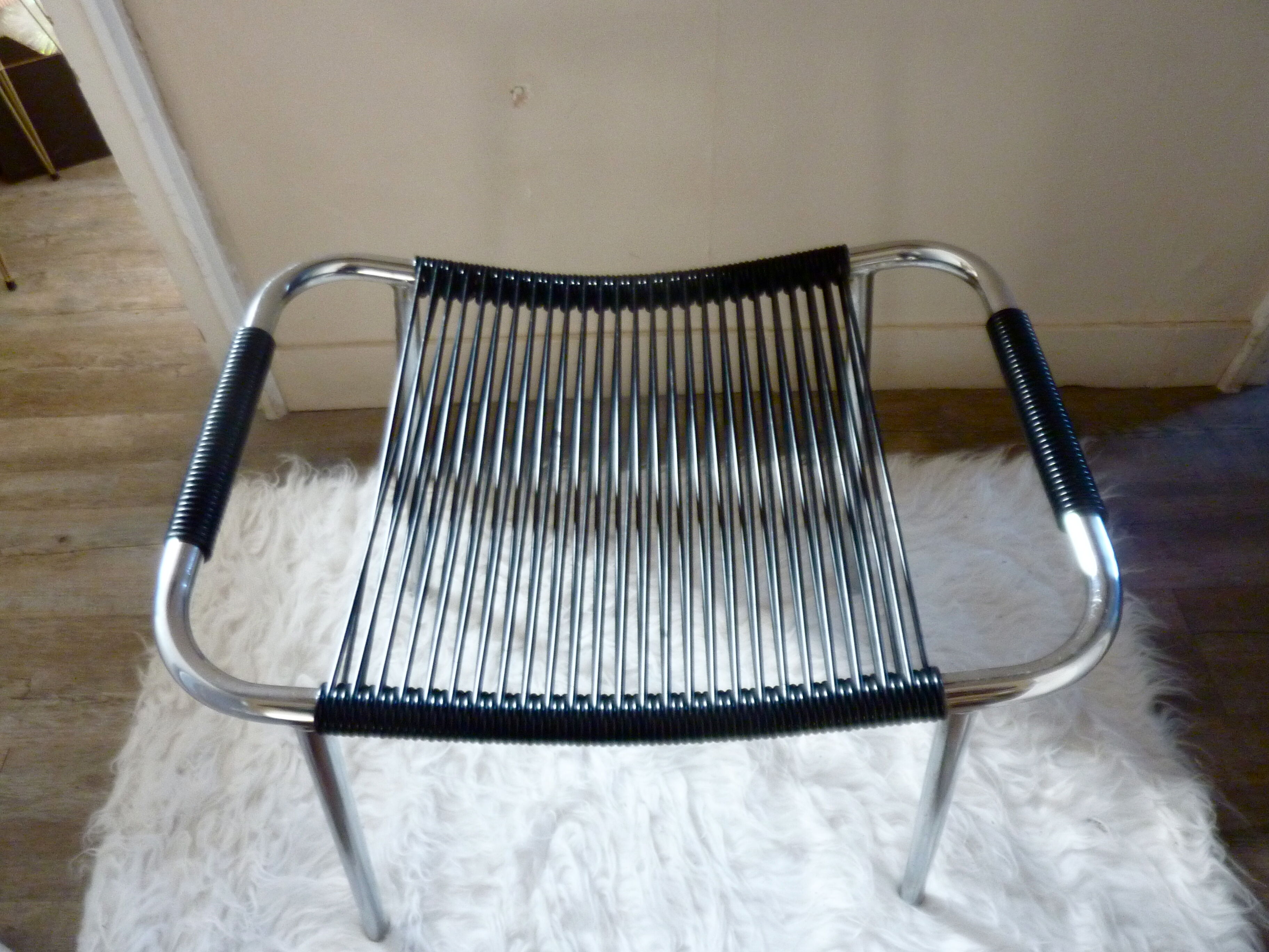 Tabouret en scoubidou noir et chrome des années 60