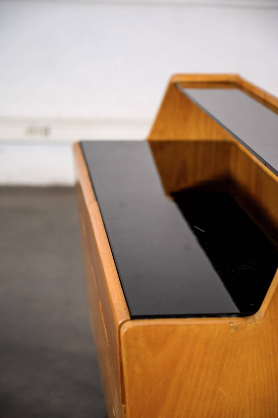 Black plateau chest of drawers