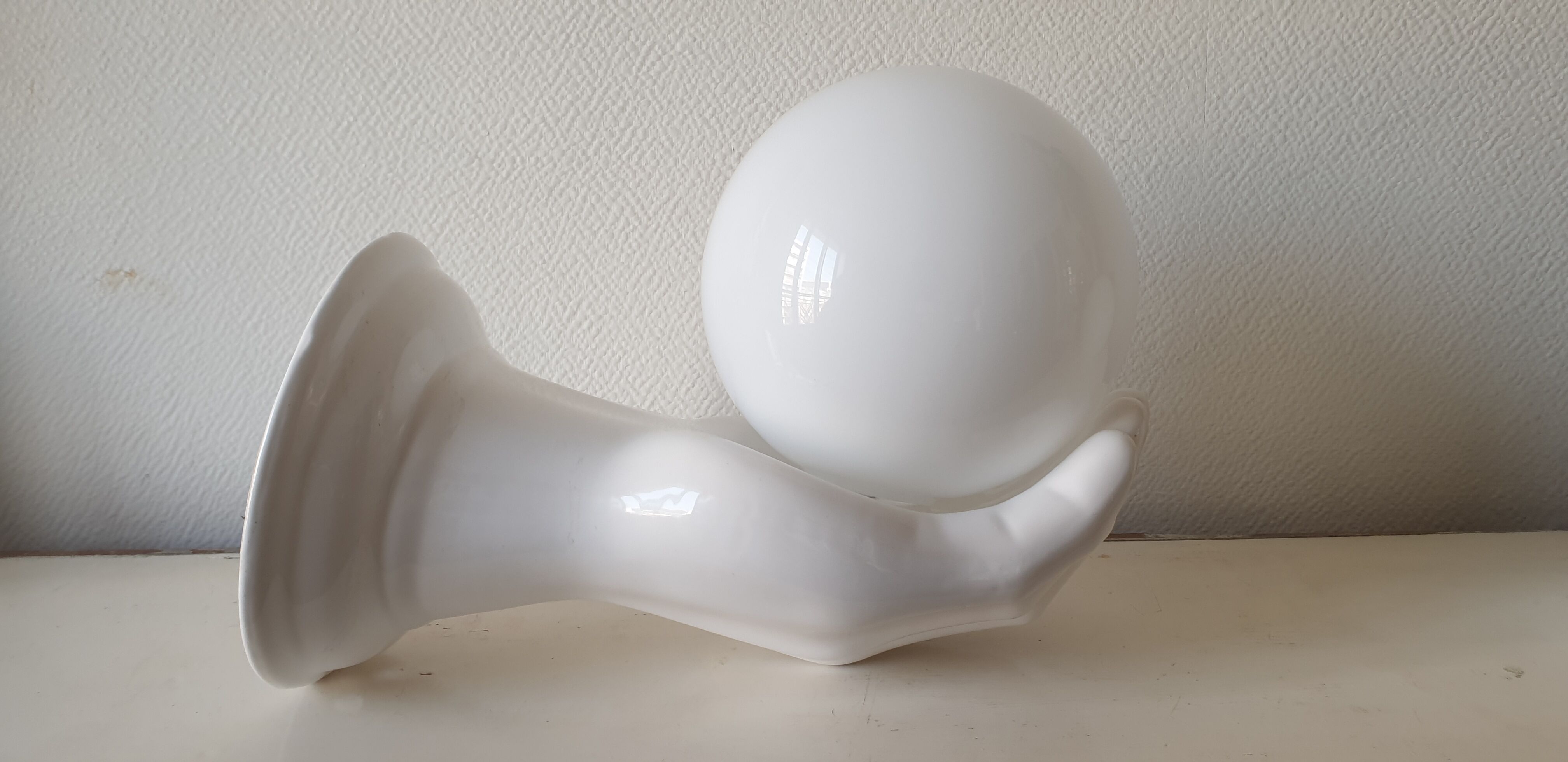 Hand-shaped ceramic and opaline globe, signed delfts wit