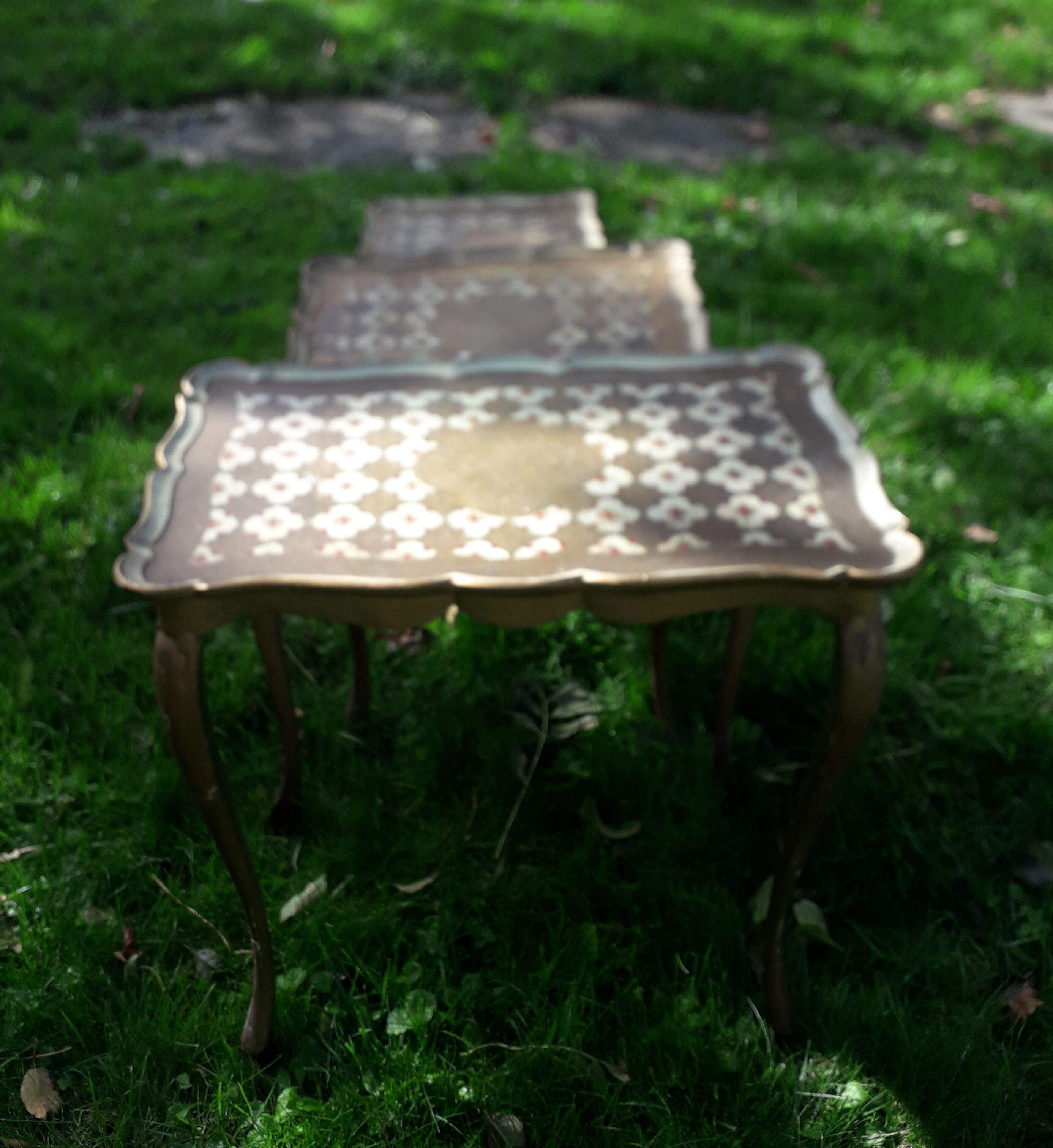 3 tables gigognes in Venian taste