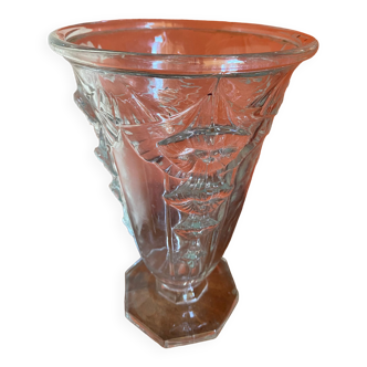 Vase en verre moulé