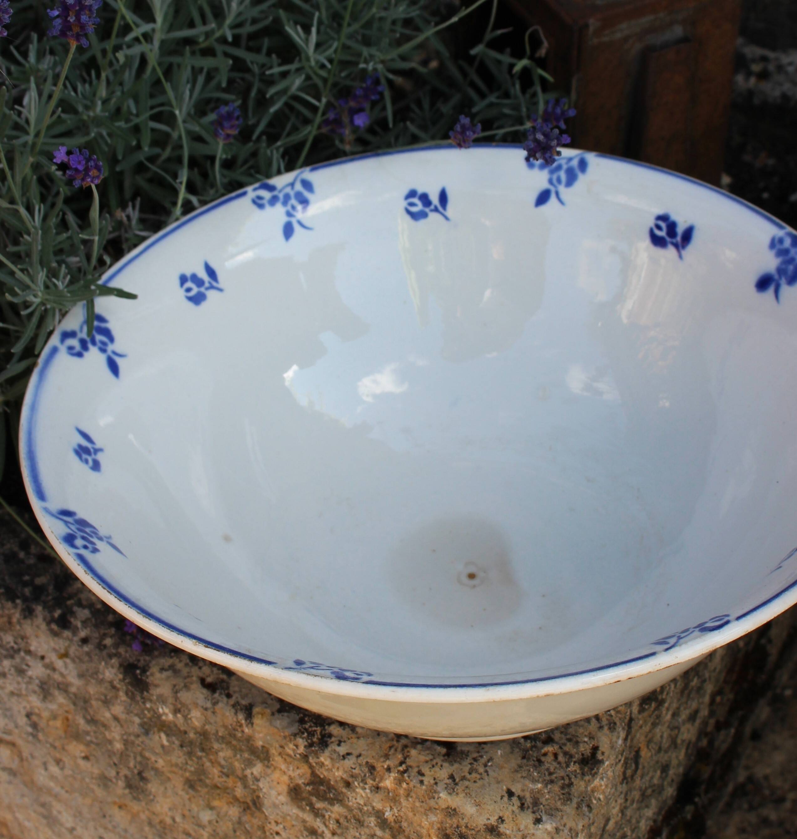 Blue salad bowl with Digoin Art Deco flowers