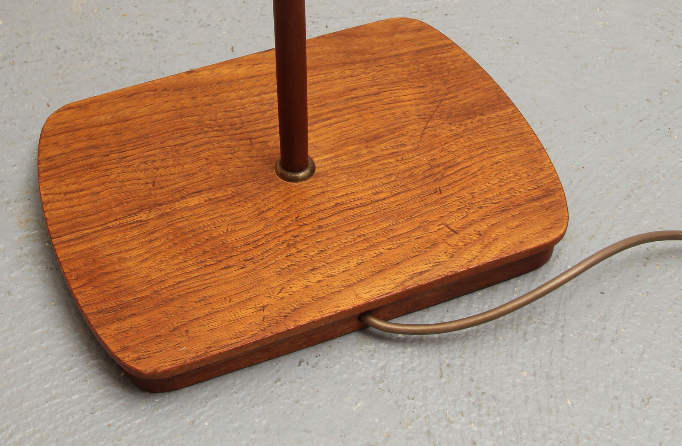 Lampadaire des années 1960 en teck et laiton