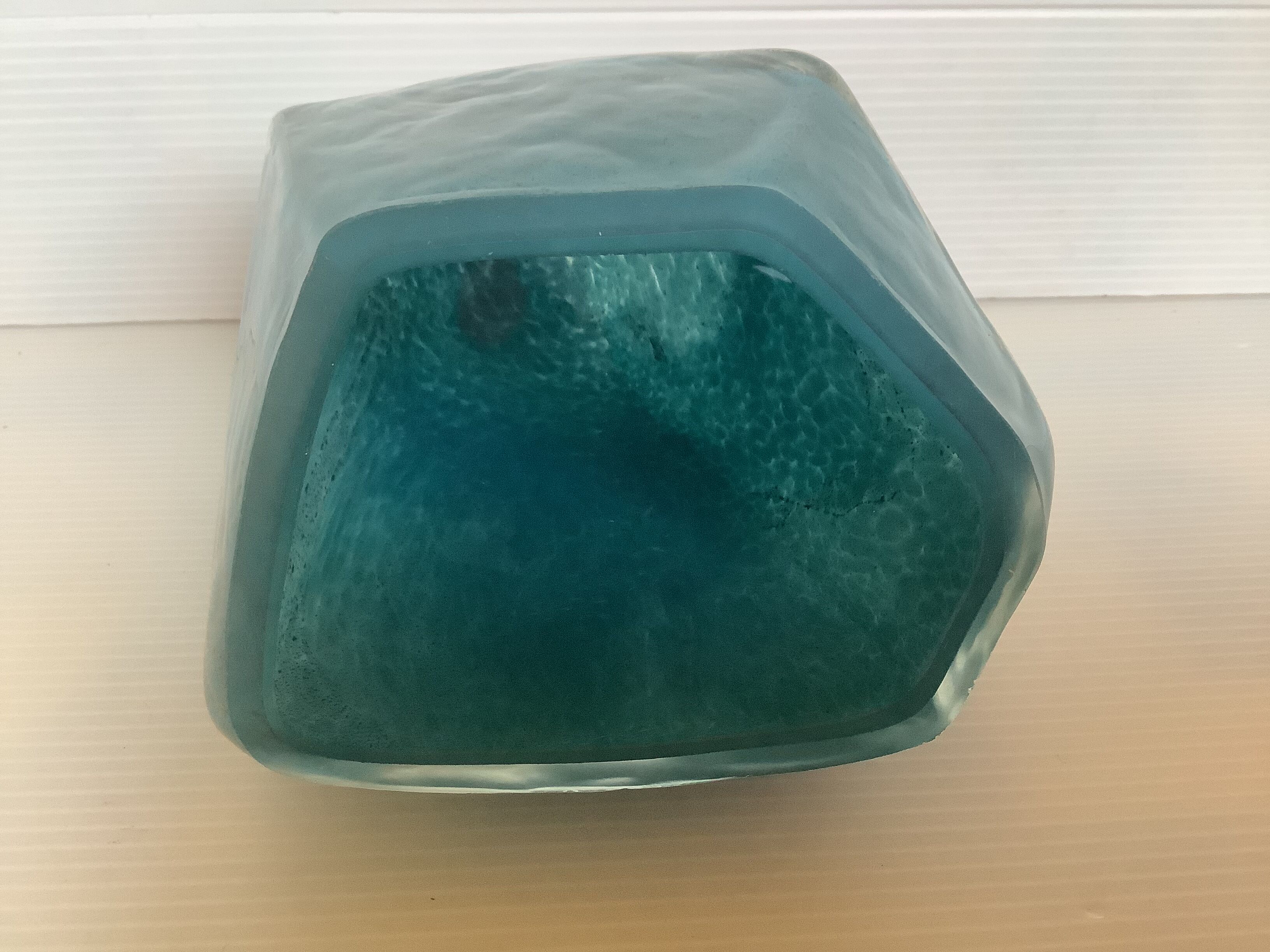 Vase Pentagone bleu et doré pâte de verre