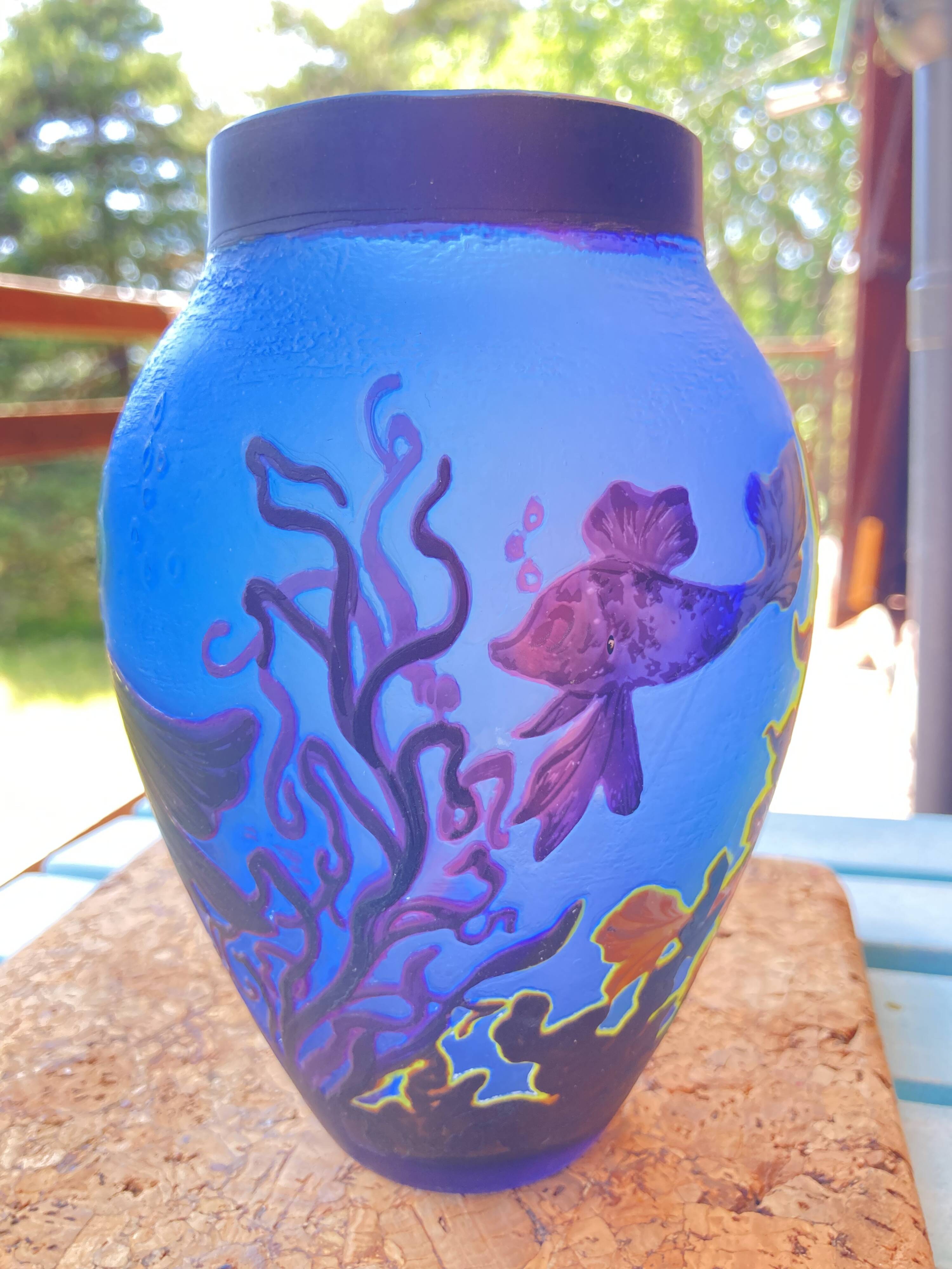 vase gallé aux motifs marins