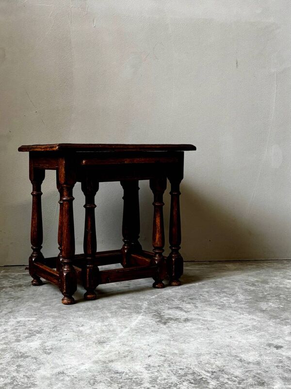 Paire de tables gigognes anciennes en bois tourné