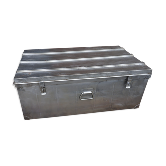 Trunk in metal brush