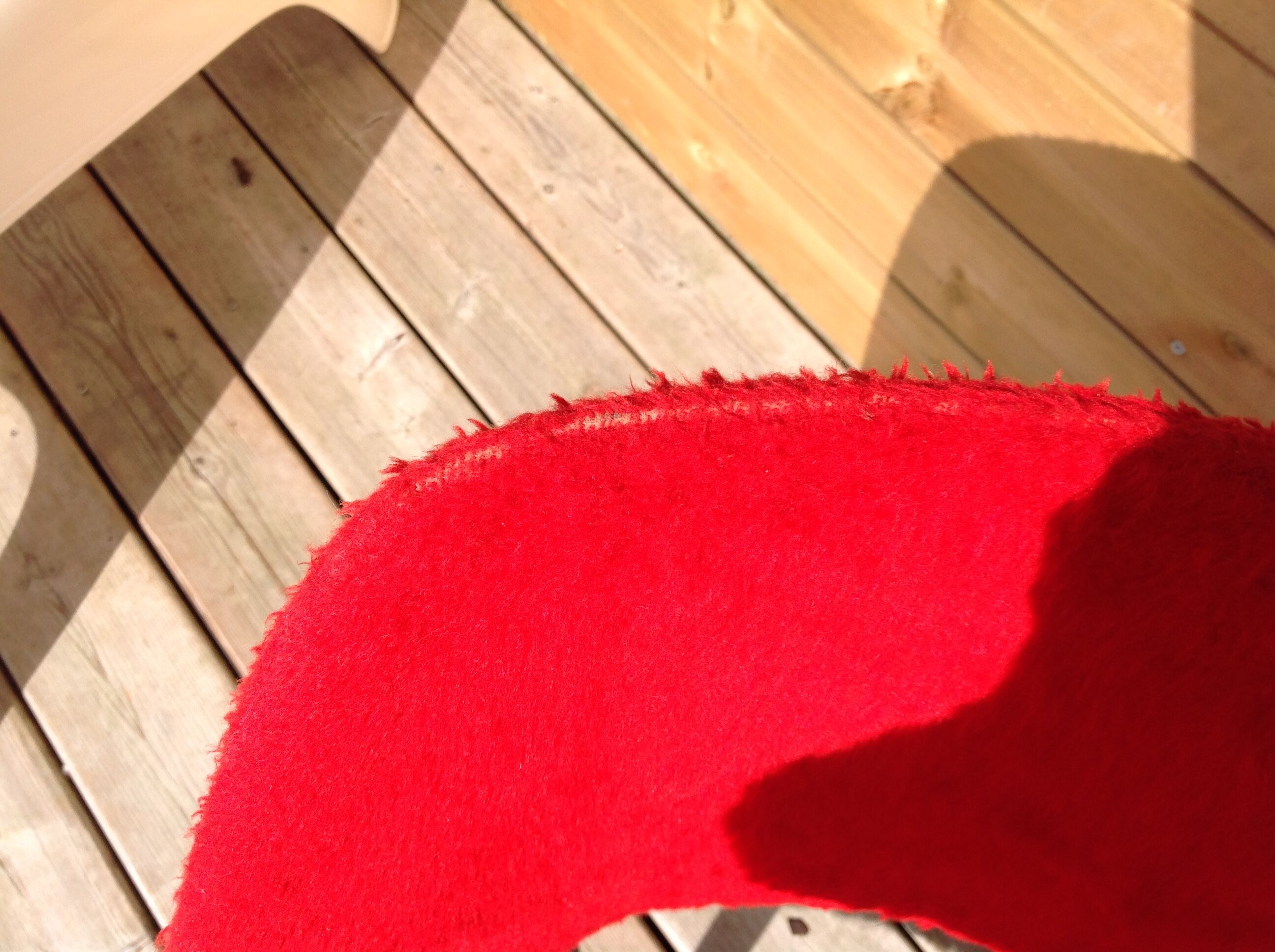 Chaise moumoute rouge pieds compas