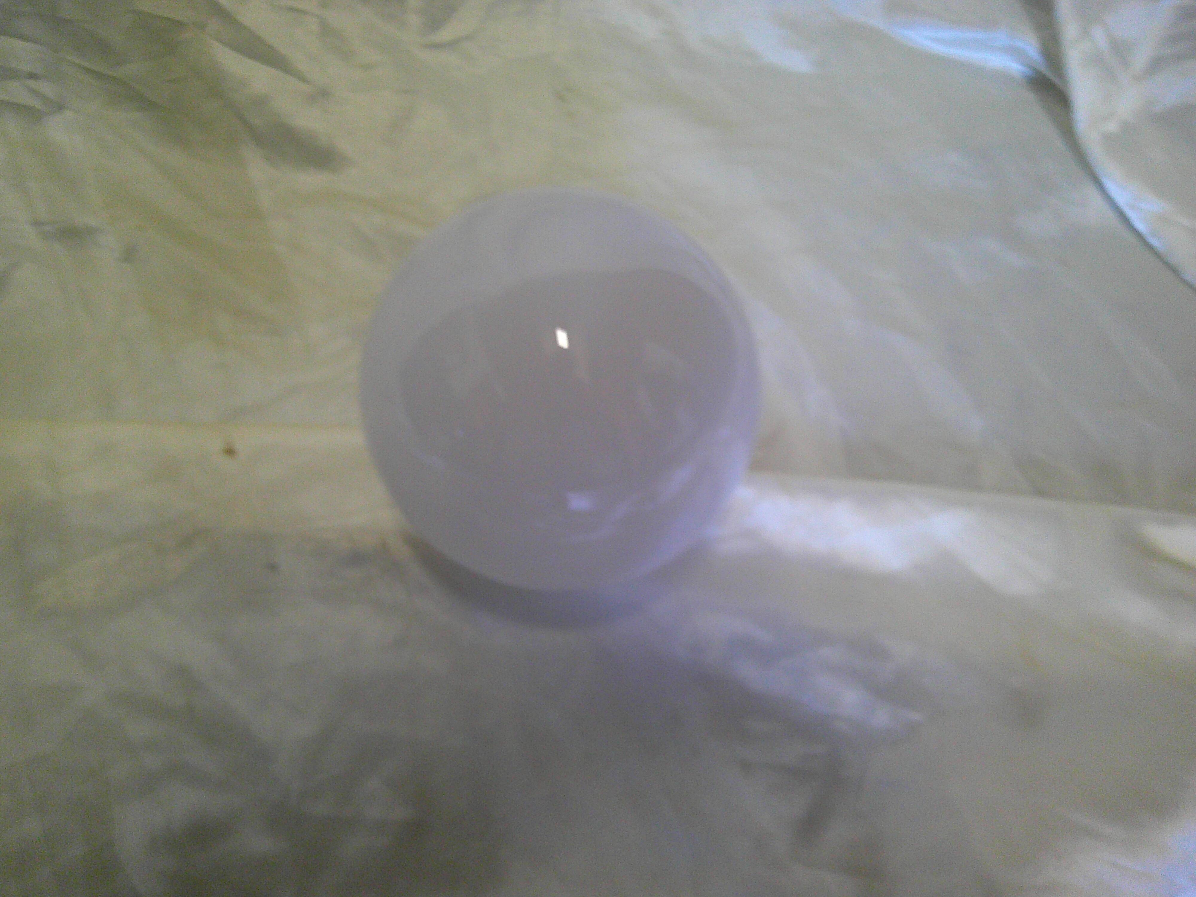 Ancienne applique boule en opaline blanche