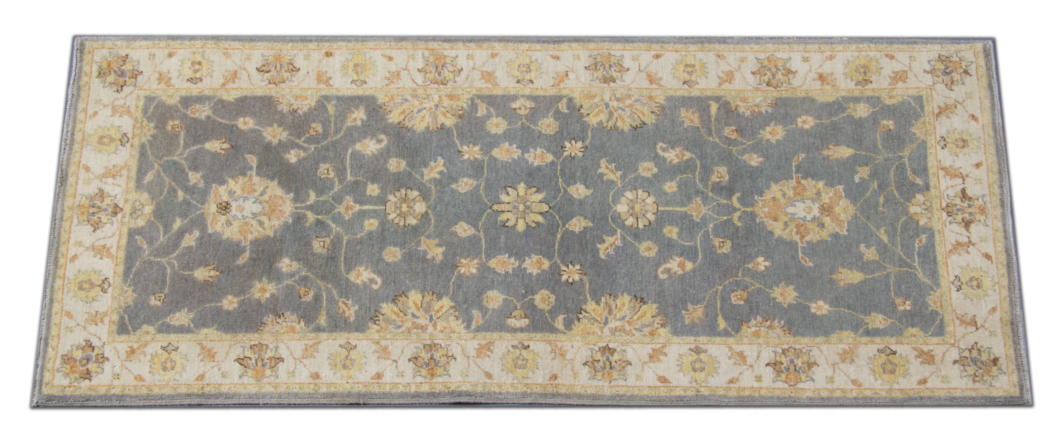 Tapis de couloir en laine grise, motif floral Ziegler fait main
