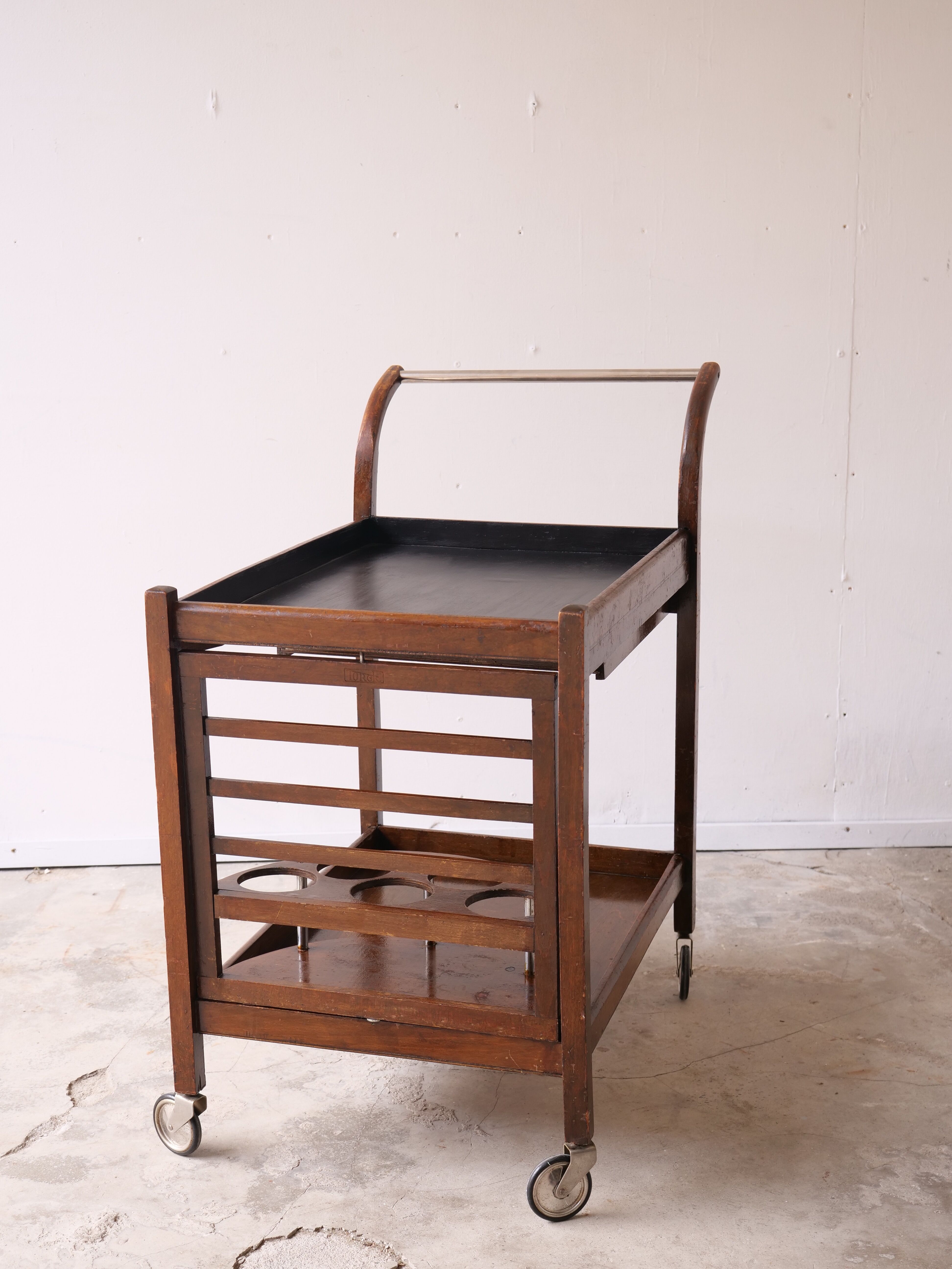 Serving art deco tork